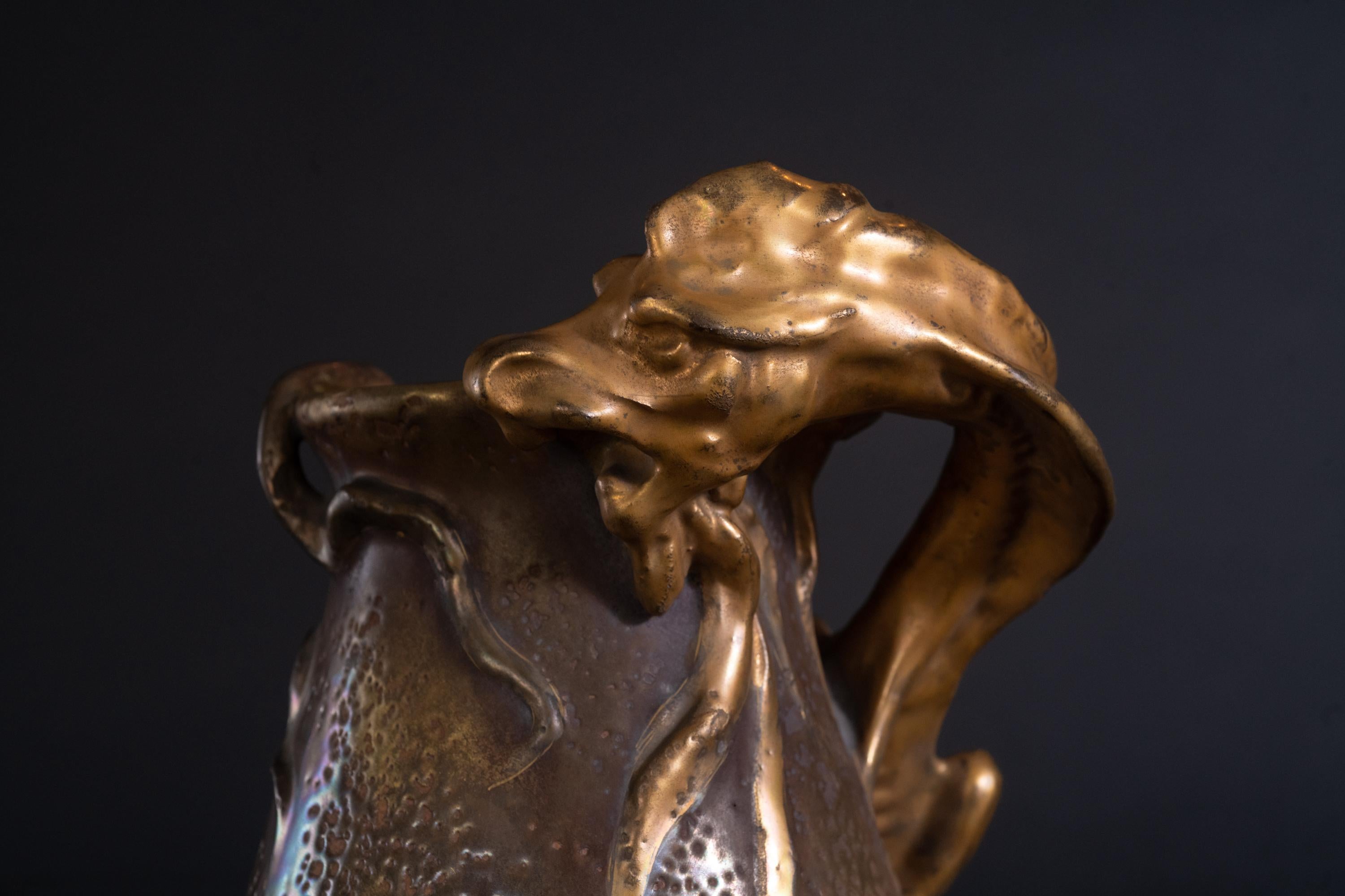 Vernissé Vase Art Nouveau « Web-Footed Sea Monster » de RStK Amphora en vente