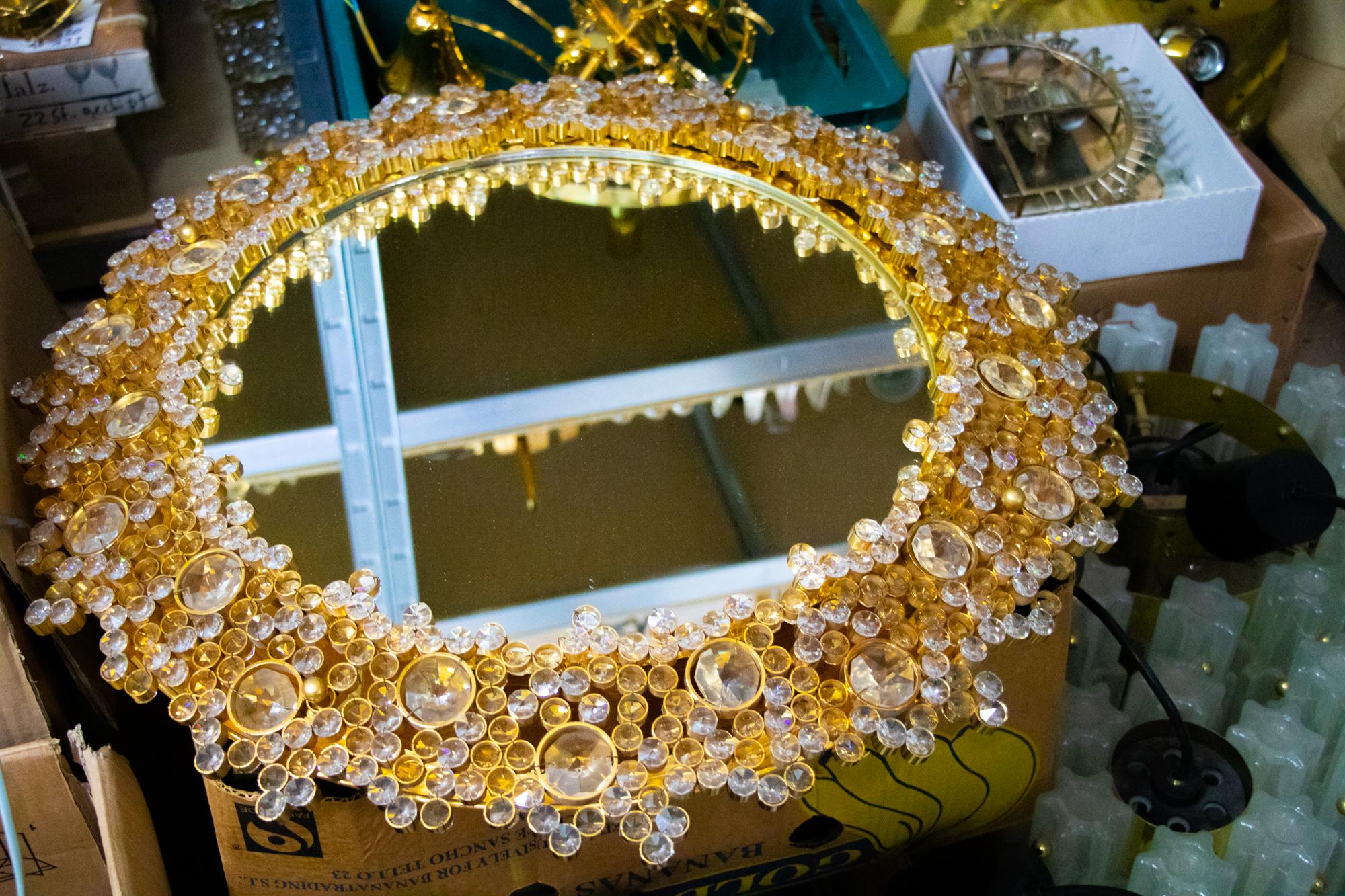 Miroir rétroéclairé Palwa 27 pouces avec cristaux Swarovski et laiton doré, Allemagne, années 1960 en vente 4