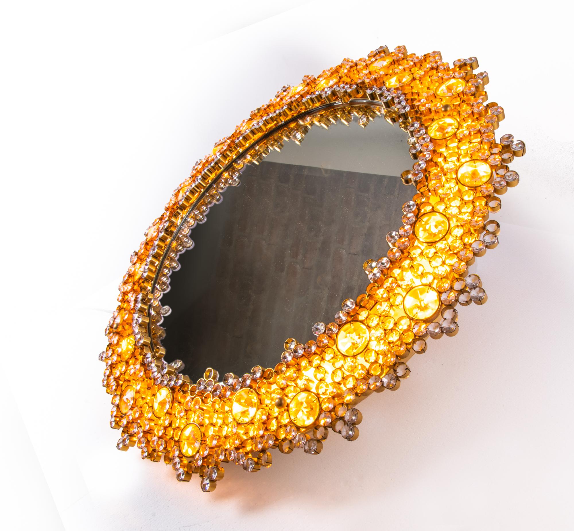 Allemand Miroir rétroéclairé Palwa 27 pouces avec cristaux Swarovski et laiton doré, Allemagne, années 1960 en vente