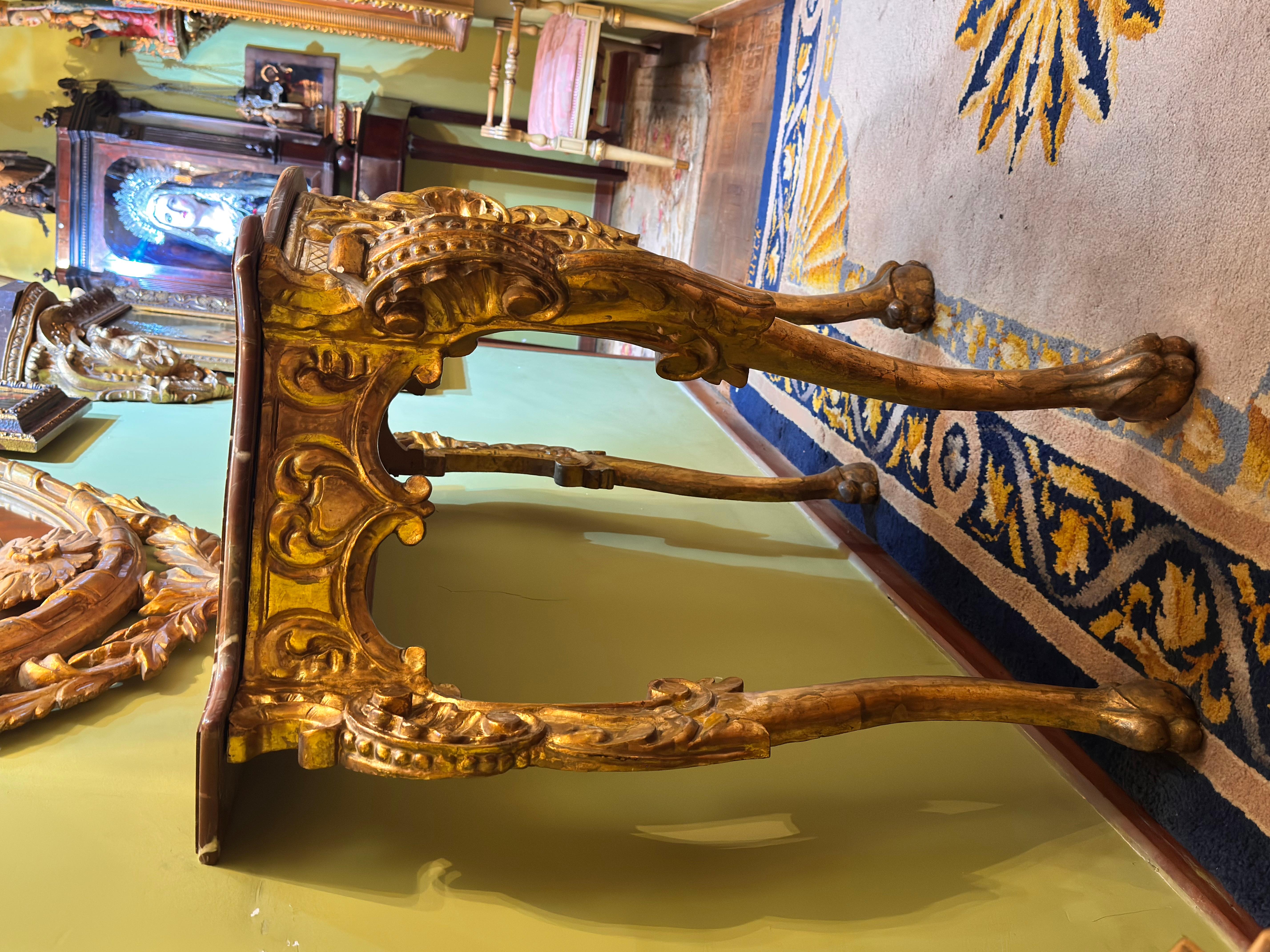 Mesa Consola Barroca Dorada con Mármol Rojo y Espejo Tallado con Escudo de Armas Hecho a mano en venta
