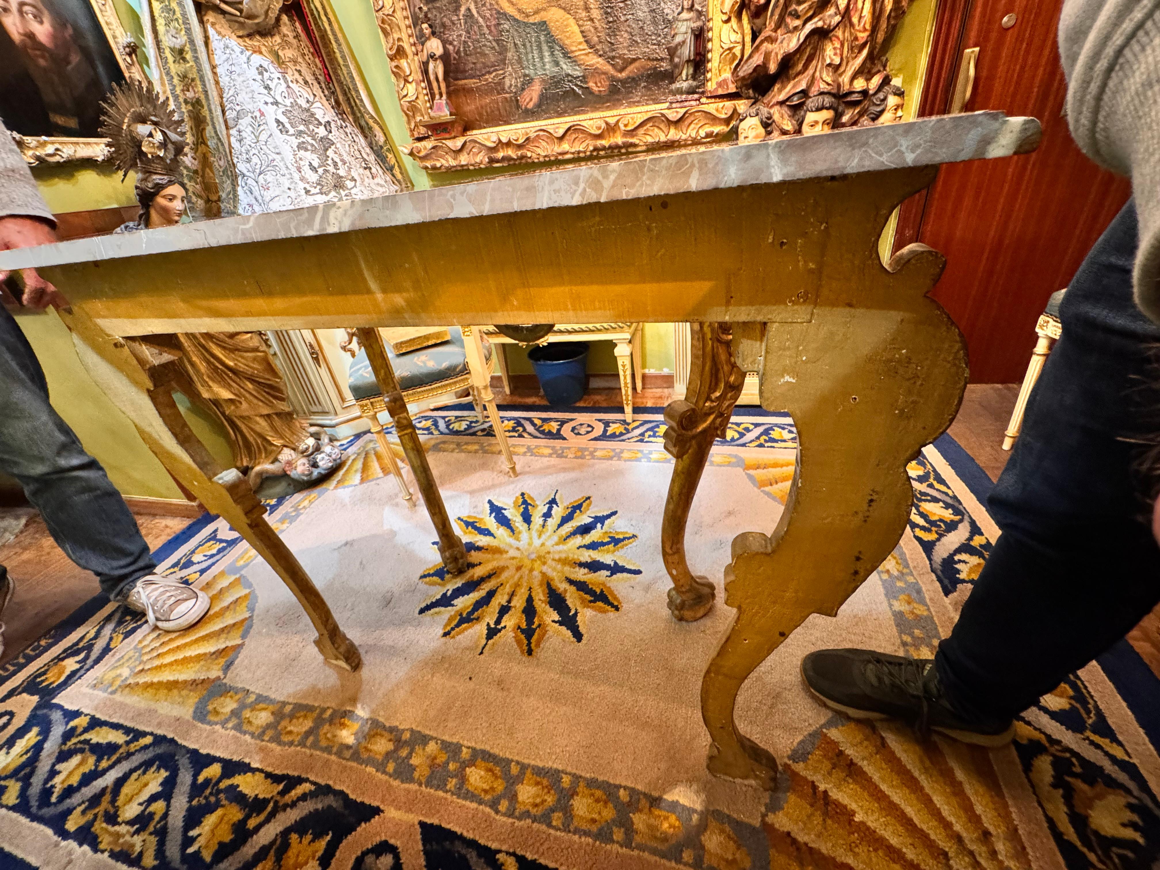 Mesa Consola Barroca Dorada con Mármol Rojo y Espejo Tallado con Escudo de Armas en Bueno estado para la venta en Madrid, ES