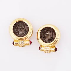Boucles d'oreilles en forme de pièce de monnaie romaine avec lunette dorée et cabochons en verre rubis par Ciner, années 1980