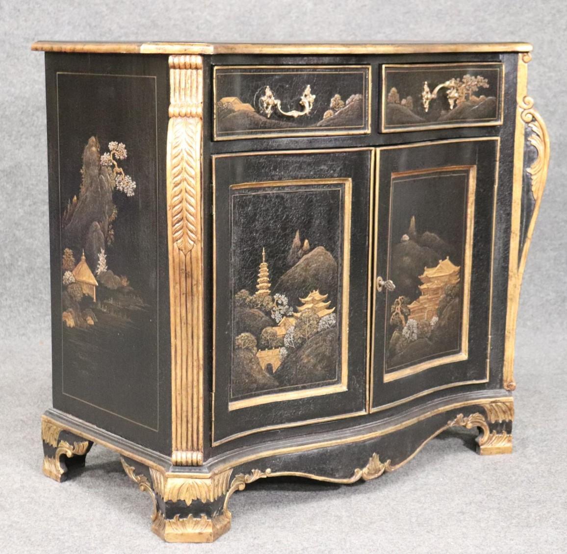 Il s'agit d'une armoire ancienne de style géorgien magnifiquement peinte. Cette pièce peut être utilisée comme un serveur, une commode ou simplement comme une belle façon de fournir un rangement supplémentaire dans n'importe quelle pièce. La pièce a