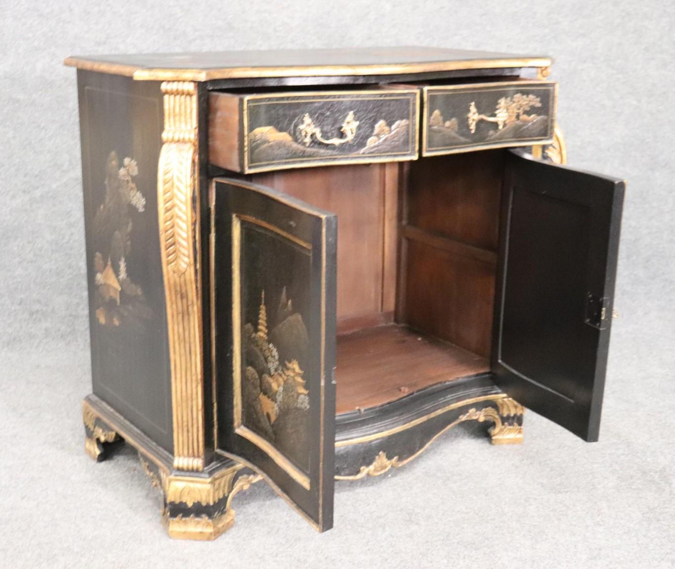 Chinoiseries Armoire ancienne à deux portes, style Georgian Chinoiserie noir doré Commode Serveur en vente