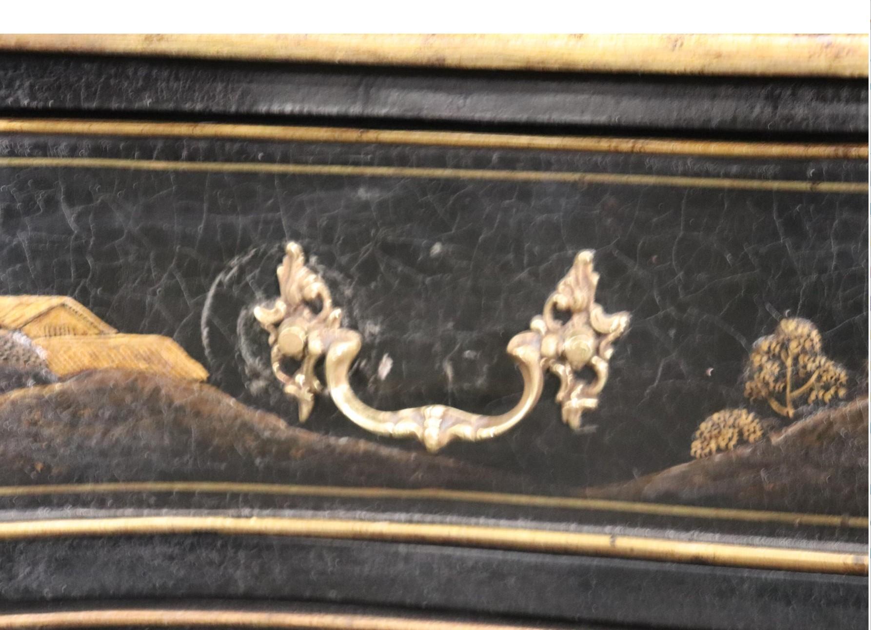 Armoire ancienne à deux portes, style Georgian Chinoiserie noir doré Commode Serveur Bon état - En vente à Swedesboro, NJ