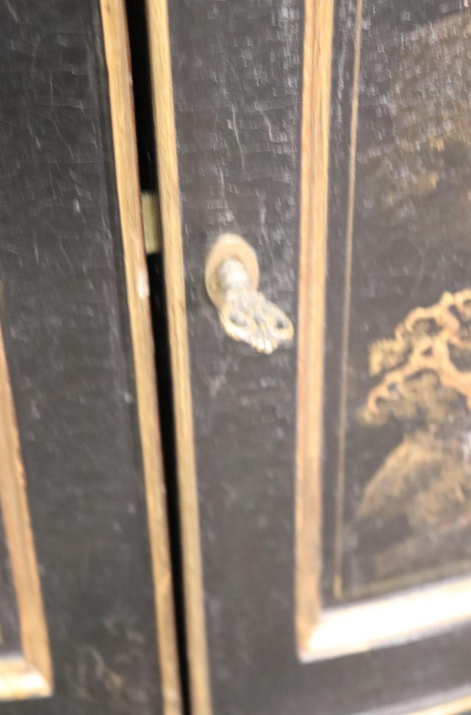 Début du 20ème siècle Armoire ancienne à deux portes, style Georgian Chinoiserie noir doré Commode Serveur en vente