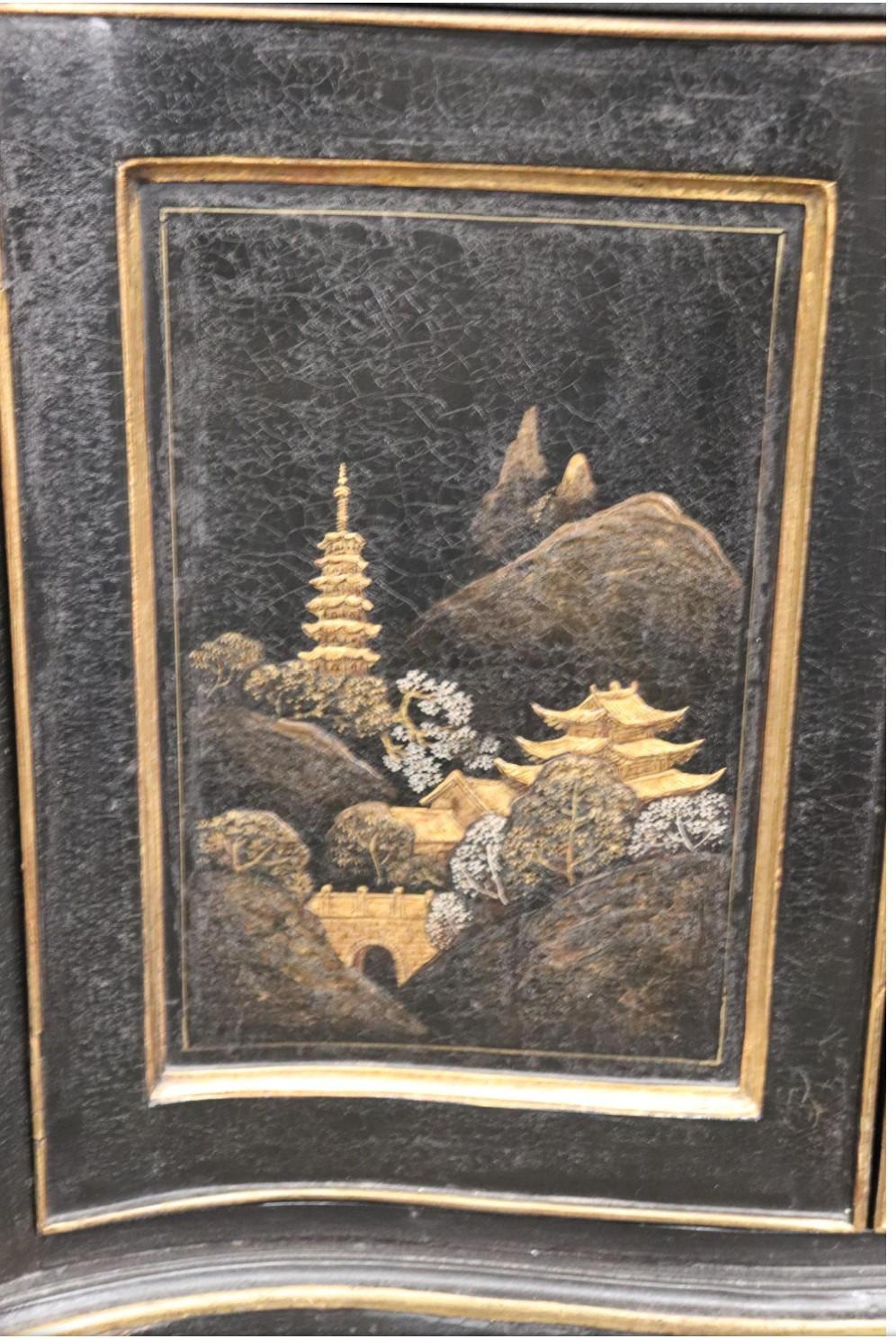 Noyer Armoire ancienne à deux portes, style Georgian Chinoiserie noir doré Commode Serveur en vente