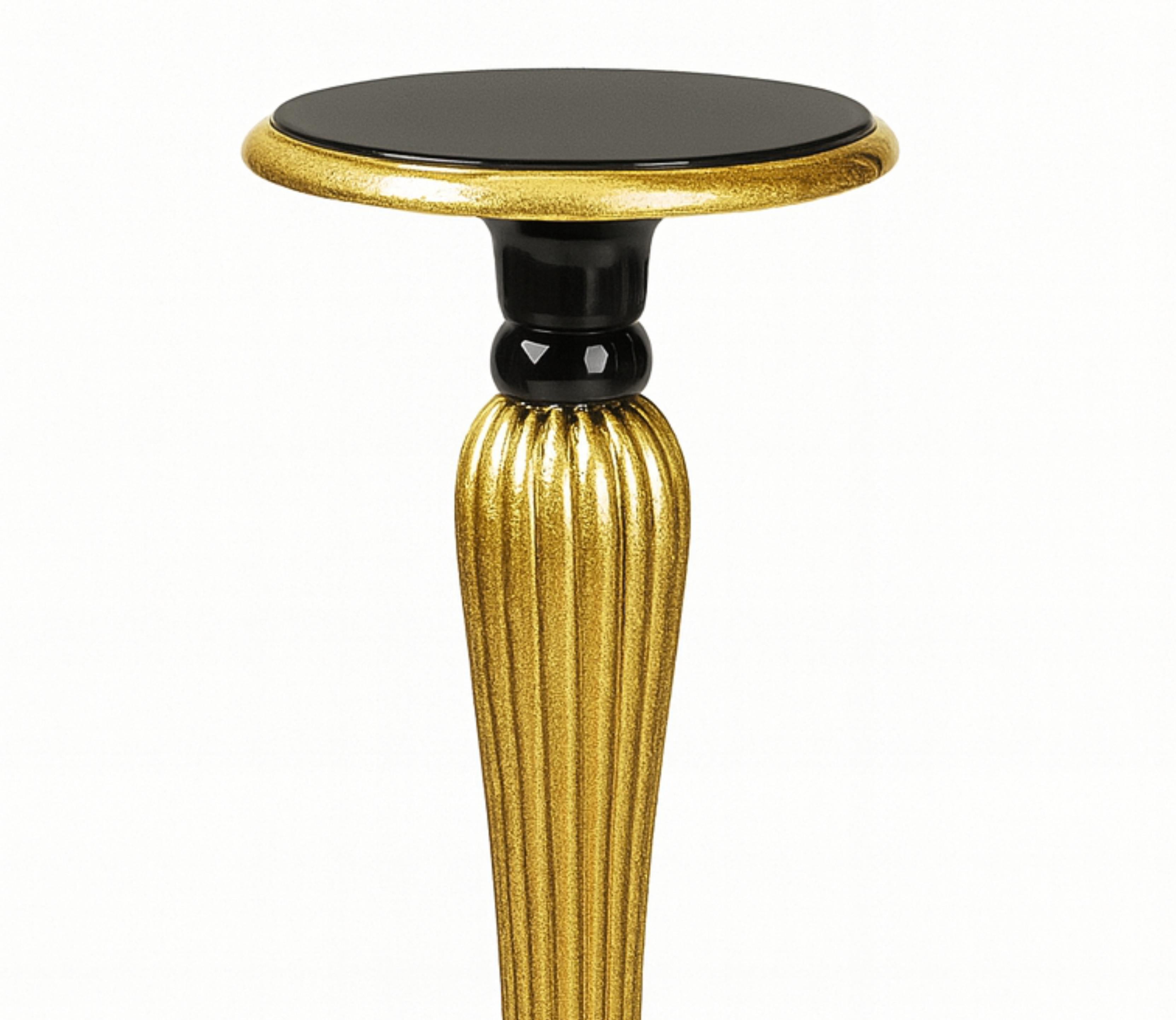 Gilded Black Lacquer Classical Wooden Column Pedestal, 20th Century In Good Condition For Sale In Lisbon, PT