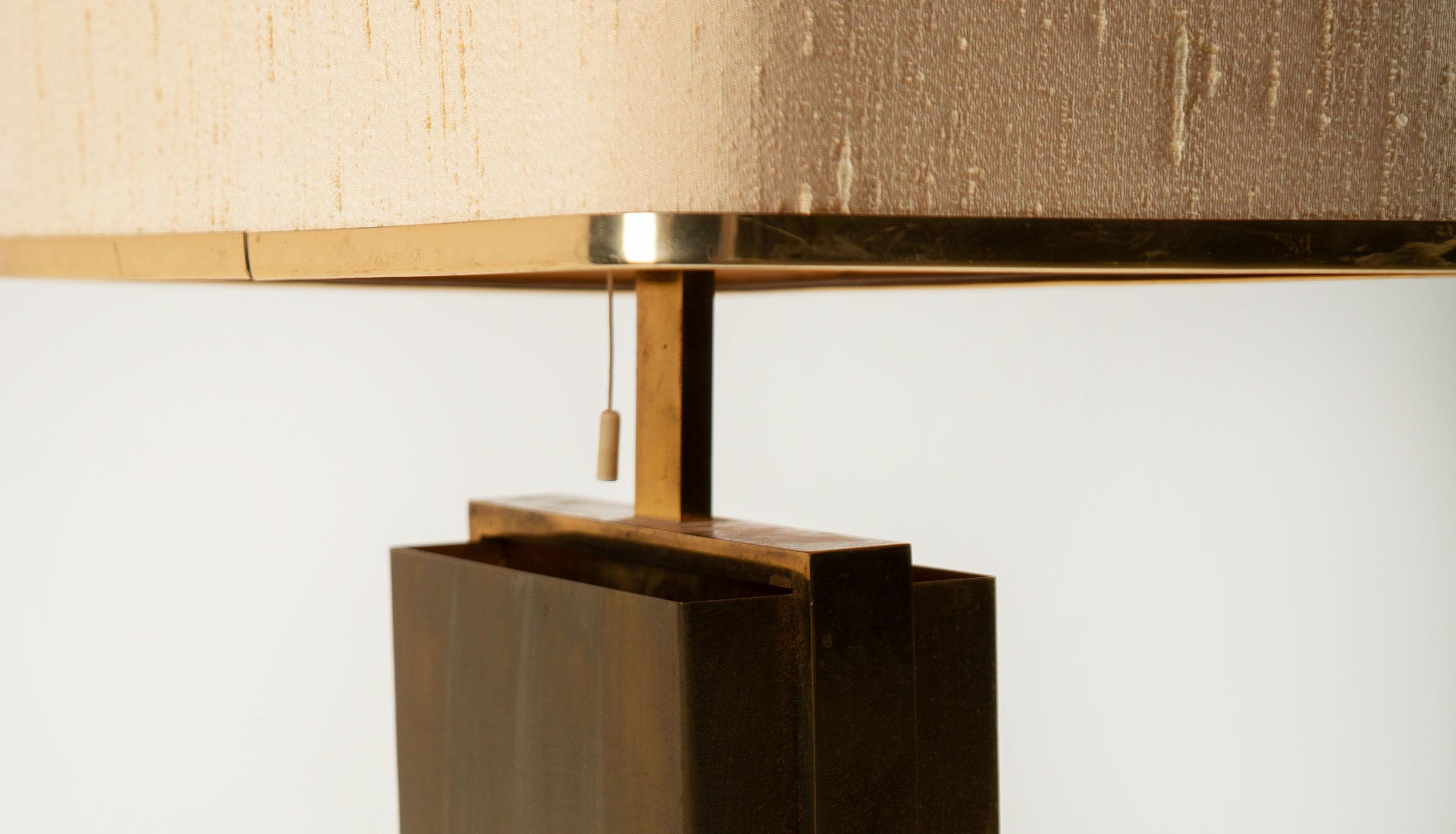 Tischlampe aus vergoldetem Messing und Achat, Willy Daro, um 1970 (20. Jahrhundert) im Angebot