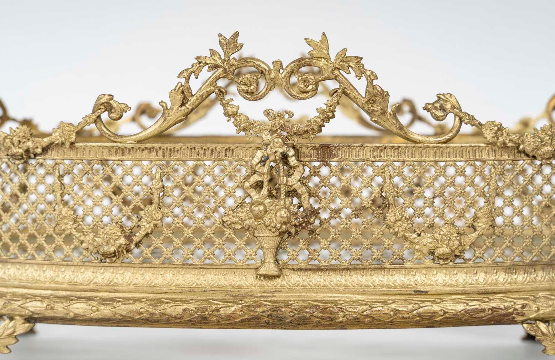 Gilded brass and crystal bowl, Napoleon III period, 19th century.

19th century bowl, Napoleon III period, in crystal and gilded brass.
H: 17 cm, L: 40 cm, D: 16 cm