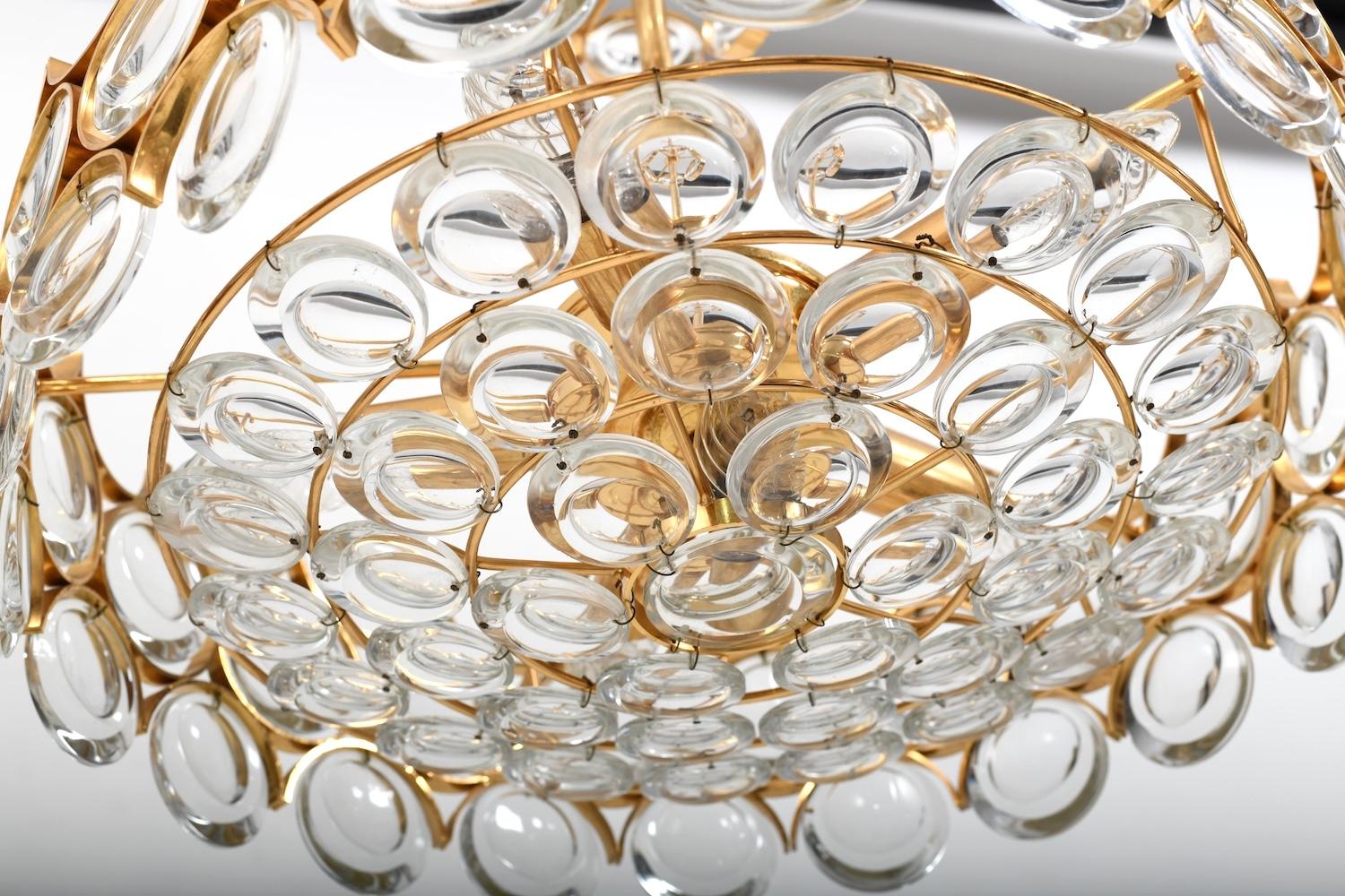 Lampadario in ottone dorato e cristallo di Palwa anni '70 in vendita 3