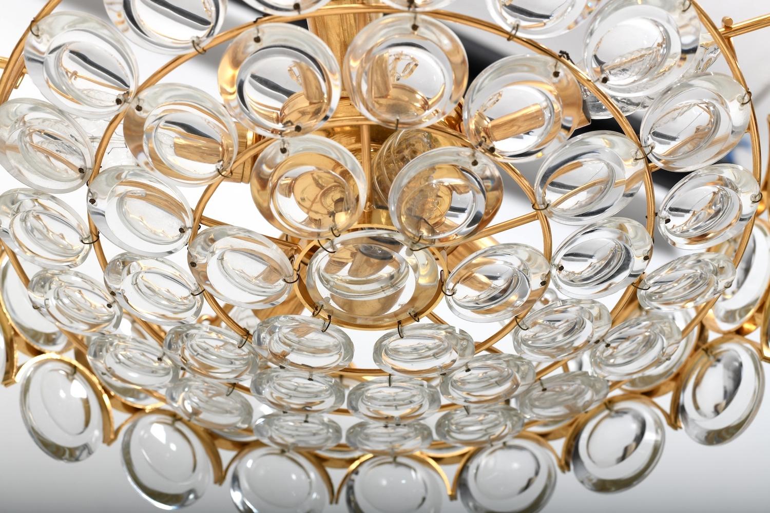 Lampadario in ottone dorato e cristallo di Palwa anni '70 in vendita 4