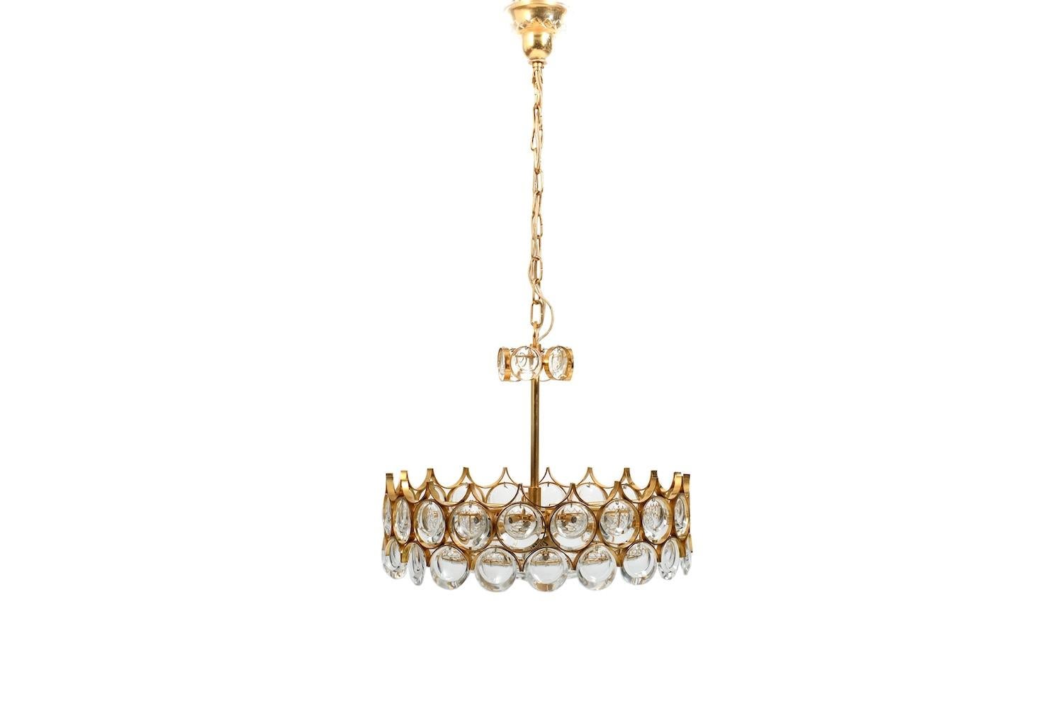 Raffinato lampadario in ottone dorato e cristallo del 24 C. di Palwa degli anni Settanta. Con 6 lampadine. Produzione di alta qualità. In ottime condizioni.