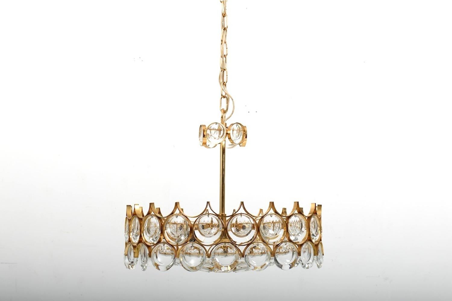 Moderno Lampadario in ottone dorato e cristallo di Palwa anni '70 in vendita