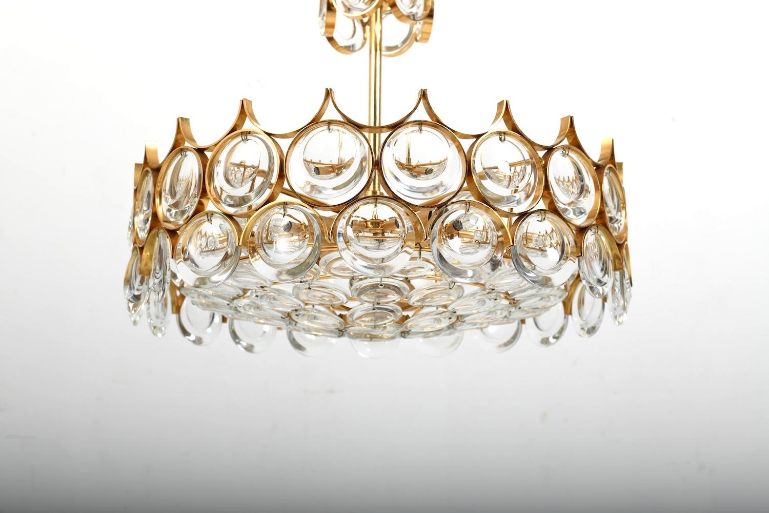 Tedesco Lampadario in ottone dorato e cristallo di Palwa anni '70 in vendita