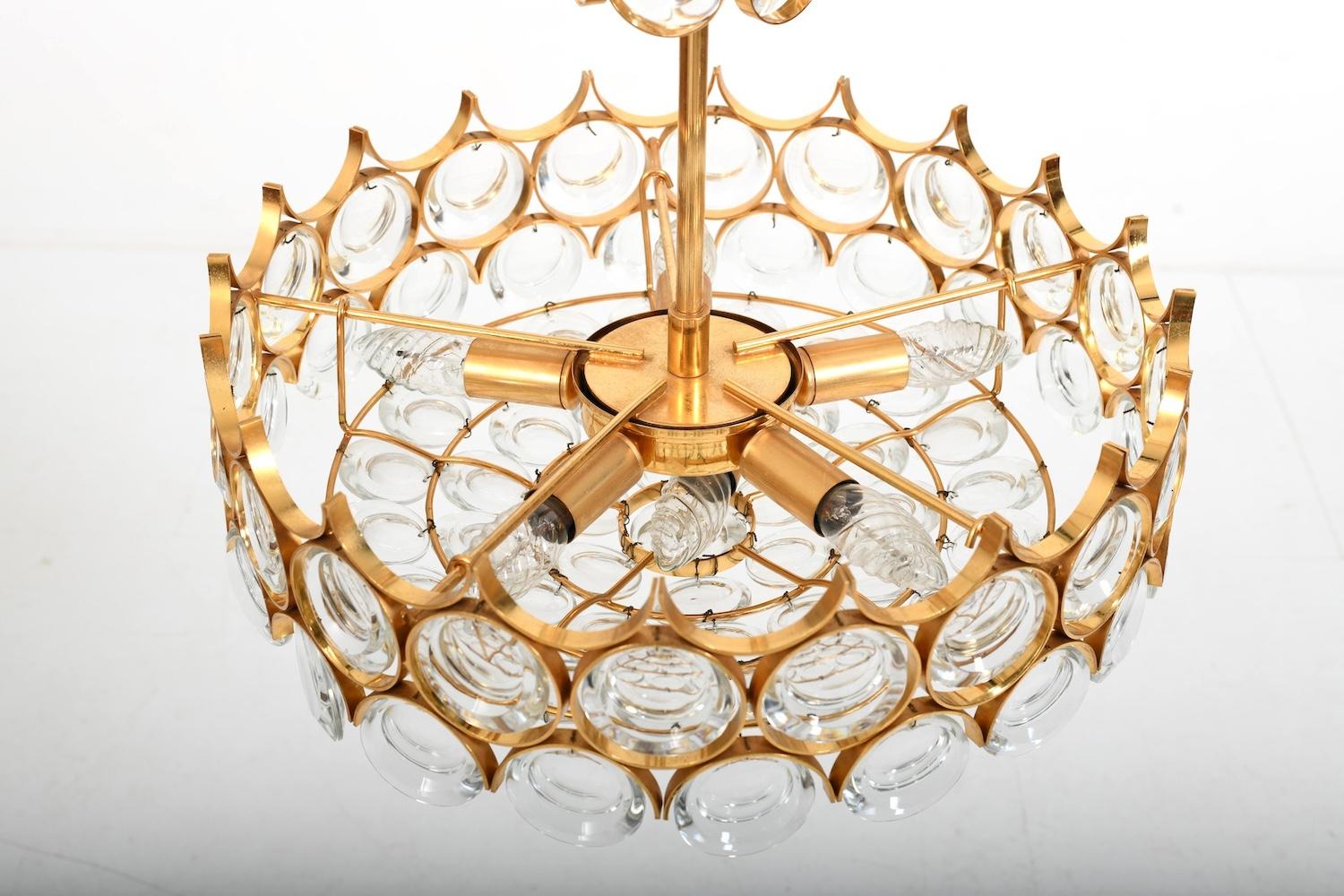 Lampadario in ottone dorato e cristallo di Palwa anni '70 in vendita 1