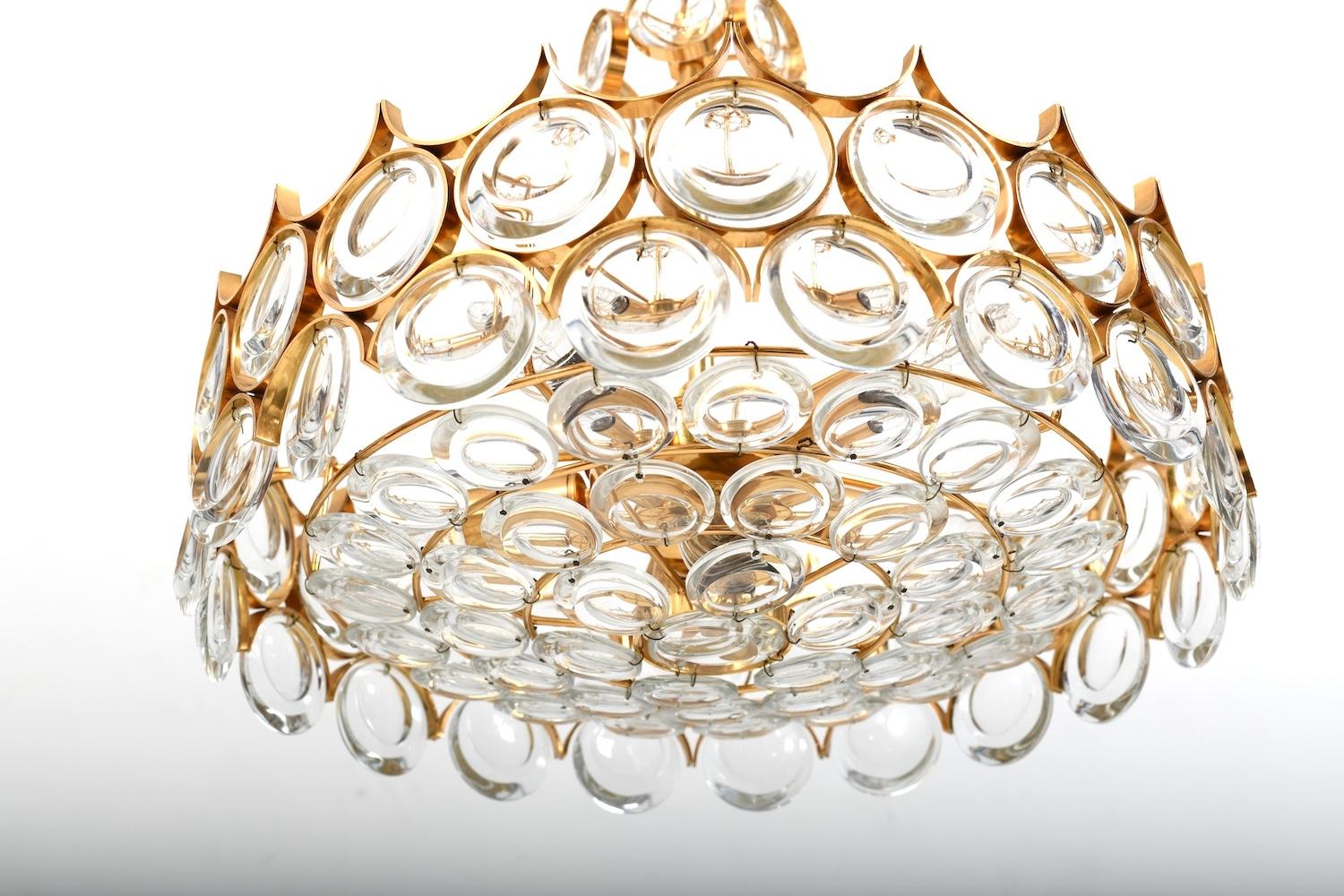 Lampadario in ottone dorato e cristallo di Palwa anni '70 in vendita 2
