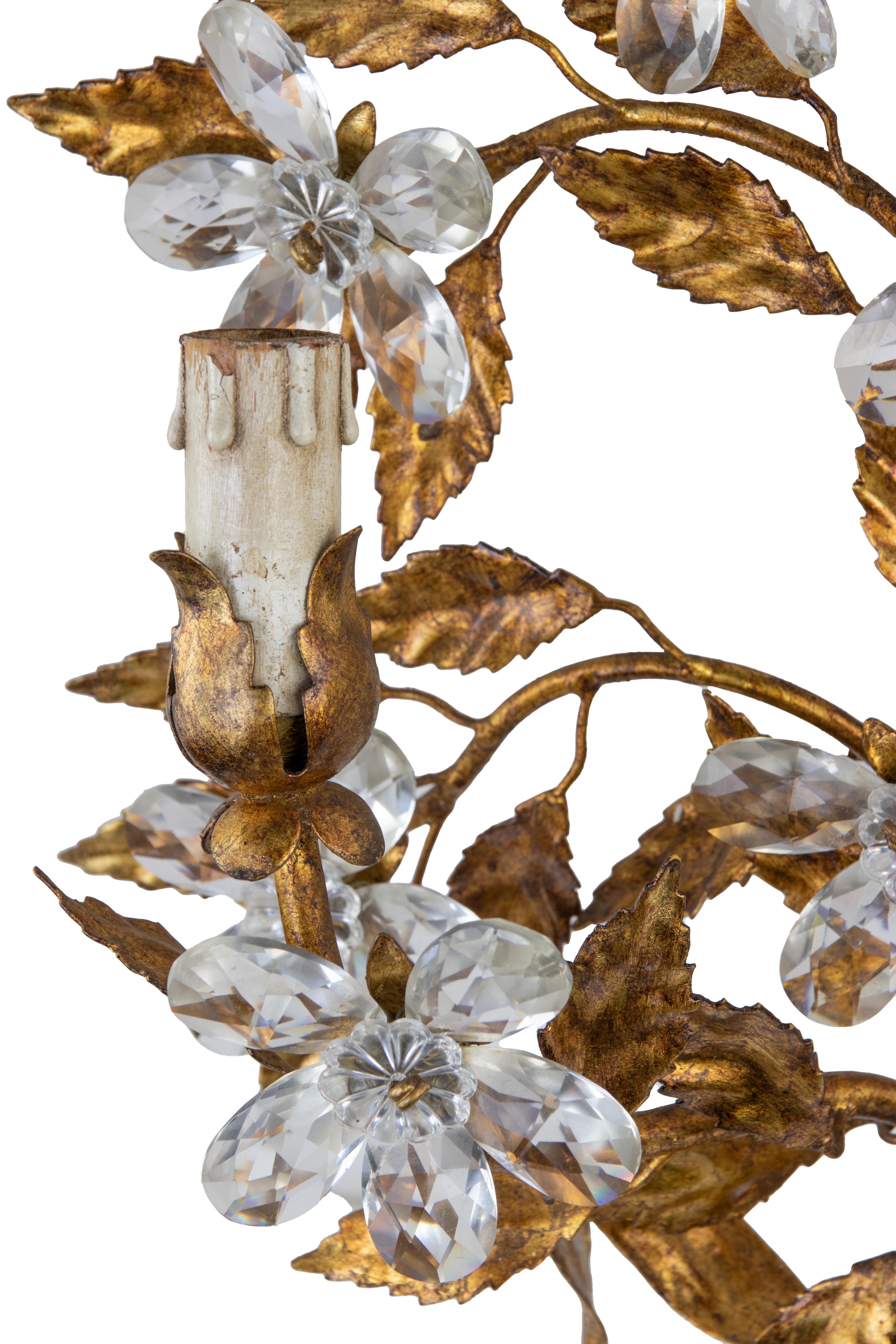 Applique en laiton doré dans le style de Hans Kogl, fin du 20e siècle.

2 lumières, avec des gouttes de cristal en forme de fleurs.

Très bon état.