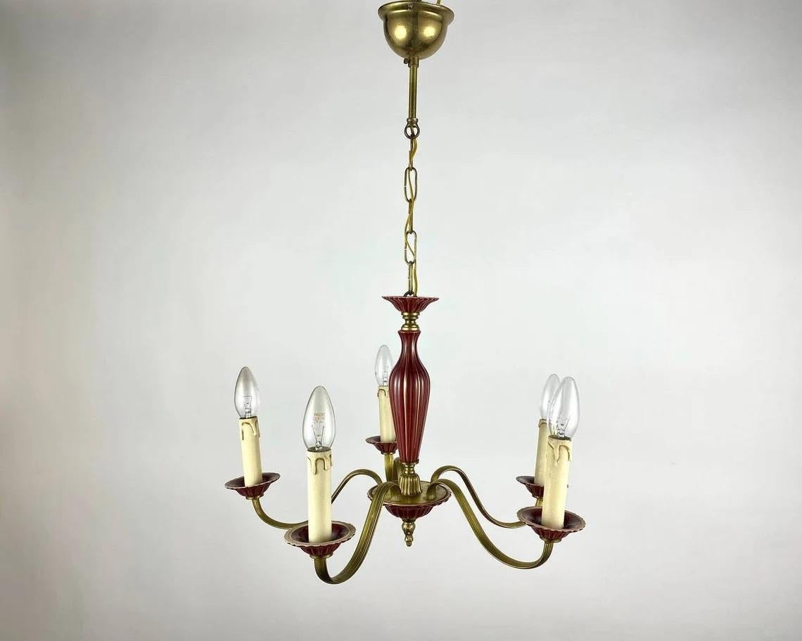Vintage chandelier for 5 horns in Burgundy Ceramic & polished gilded brass fittings.

The base is made of impeccable gold-colored brass and burgundy ceramic elements with a good elaboration of details, and the graceful curve of the horns is
