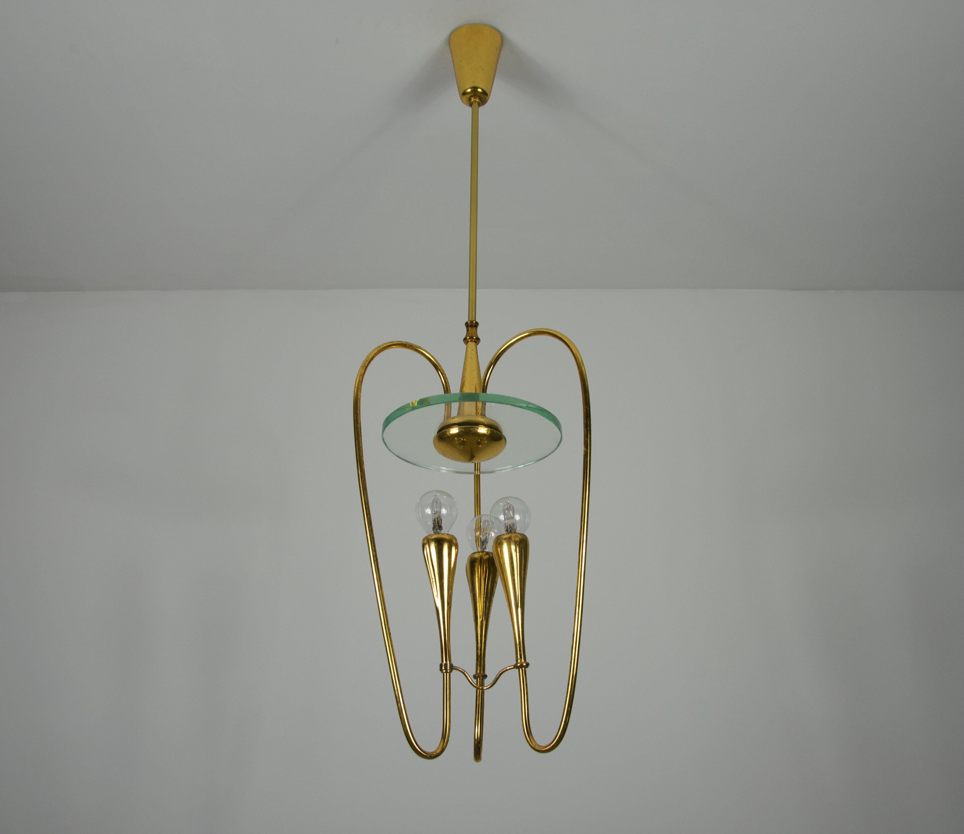 Esta elegante y rara lámpara de araña, diseñada por Pietro Chiesa para Fontana Arte en la década de 1950, encarna la refinada artesanía y la estética atemporal del diseño italiano de mediados de siglo.

La araña presenta un marco de latón dorado con