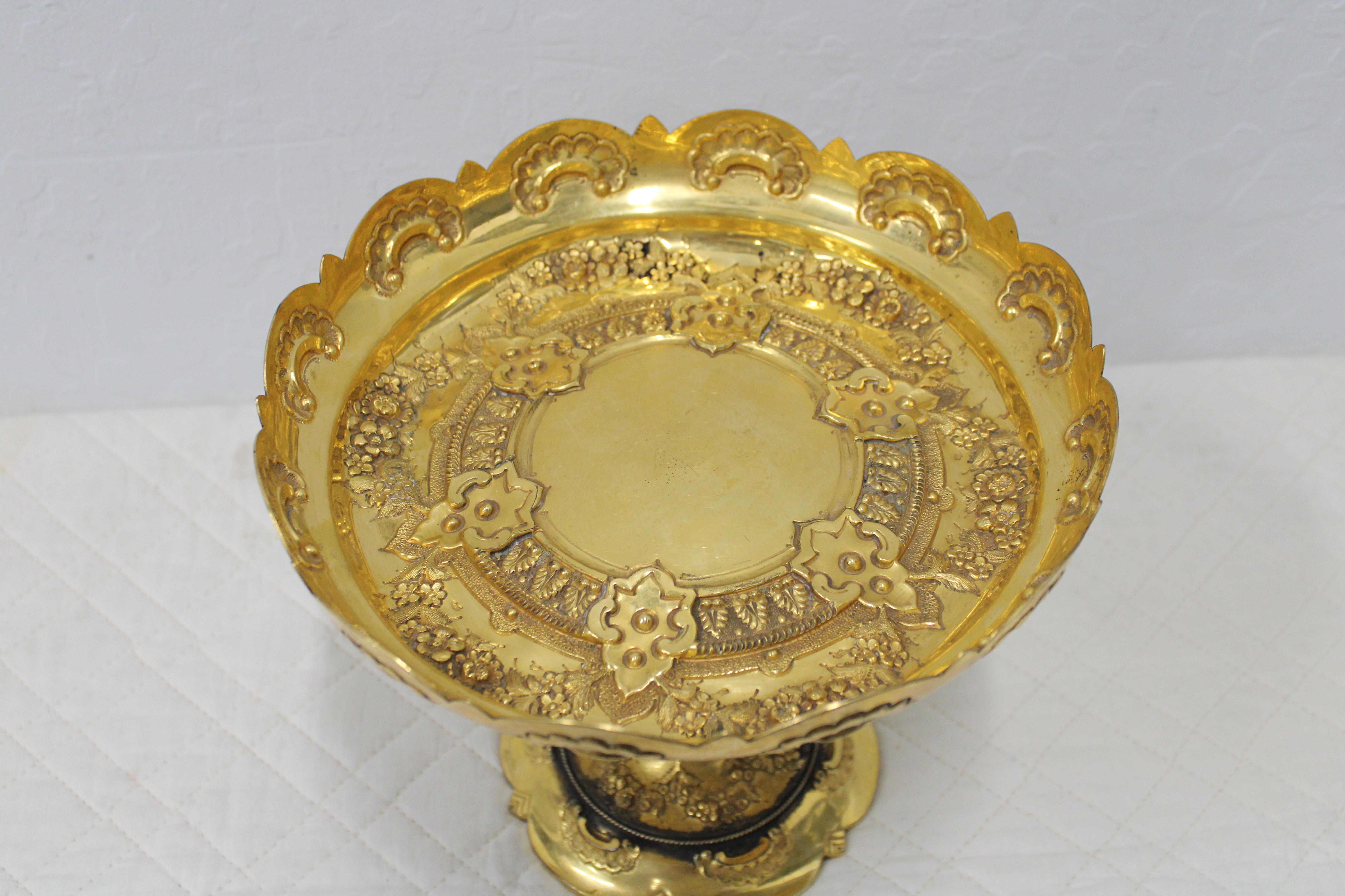 Vergoldete Kompottschale aus Messing mit Repousse, hergestellt von Martin Hall & Company im Zustand „Gut“ im Angebot in San Francisco, CA