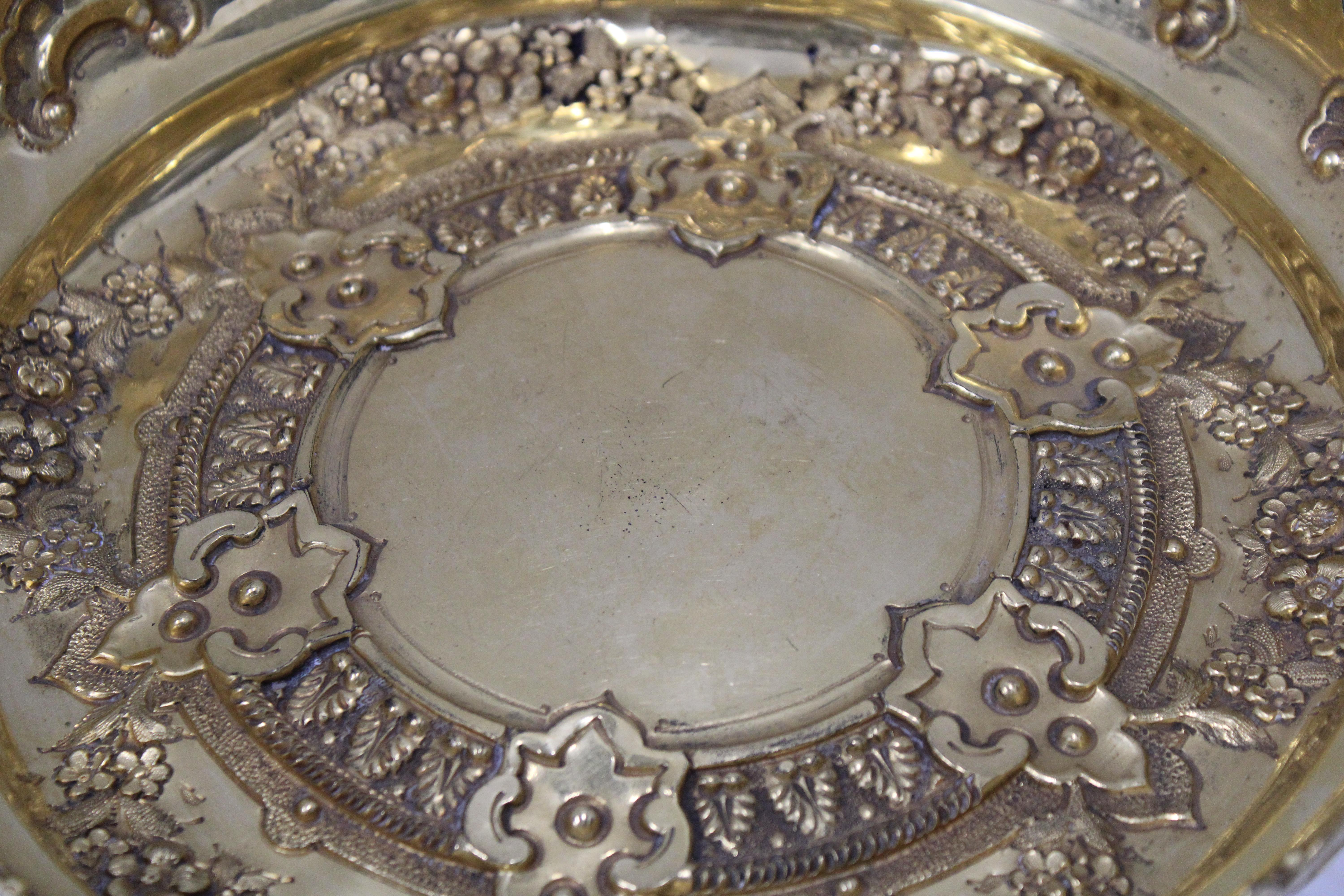 Vergoldete Kompottschale aus Messing mit Repousse, hergestellt von Martin Hall & Company (20. Jahrhundert) im Angebot