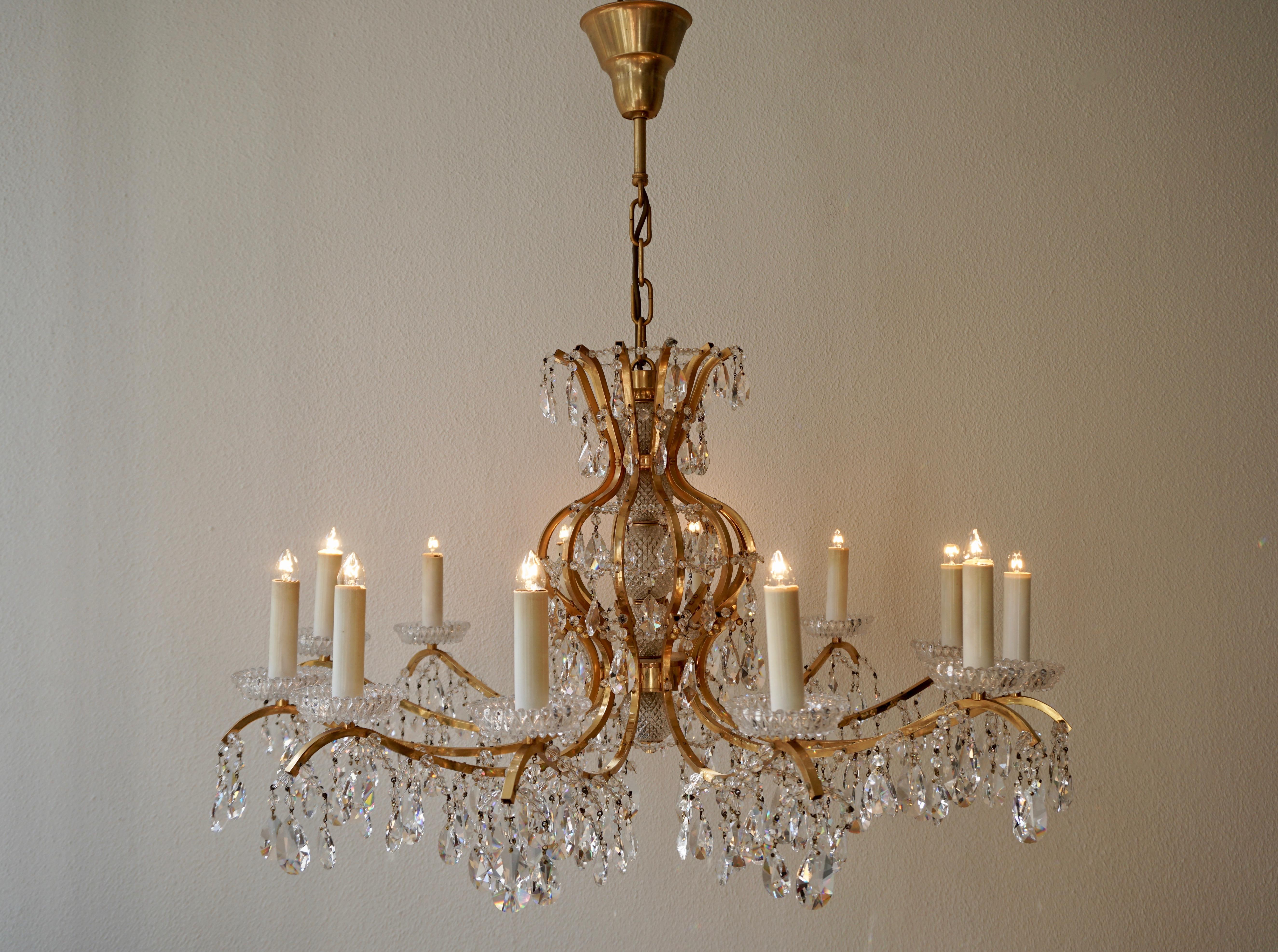 A fine twelve-light chandelier having a bright gilded brass frame and cut crystal dressing.
Measures: Diameter 87 cm - 34.25 inch.
Height fixture 50 cm - 19.68 inch.
Total height with the chain 85 cm.
Twelve E14 bulbs.
  