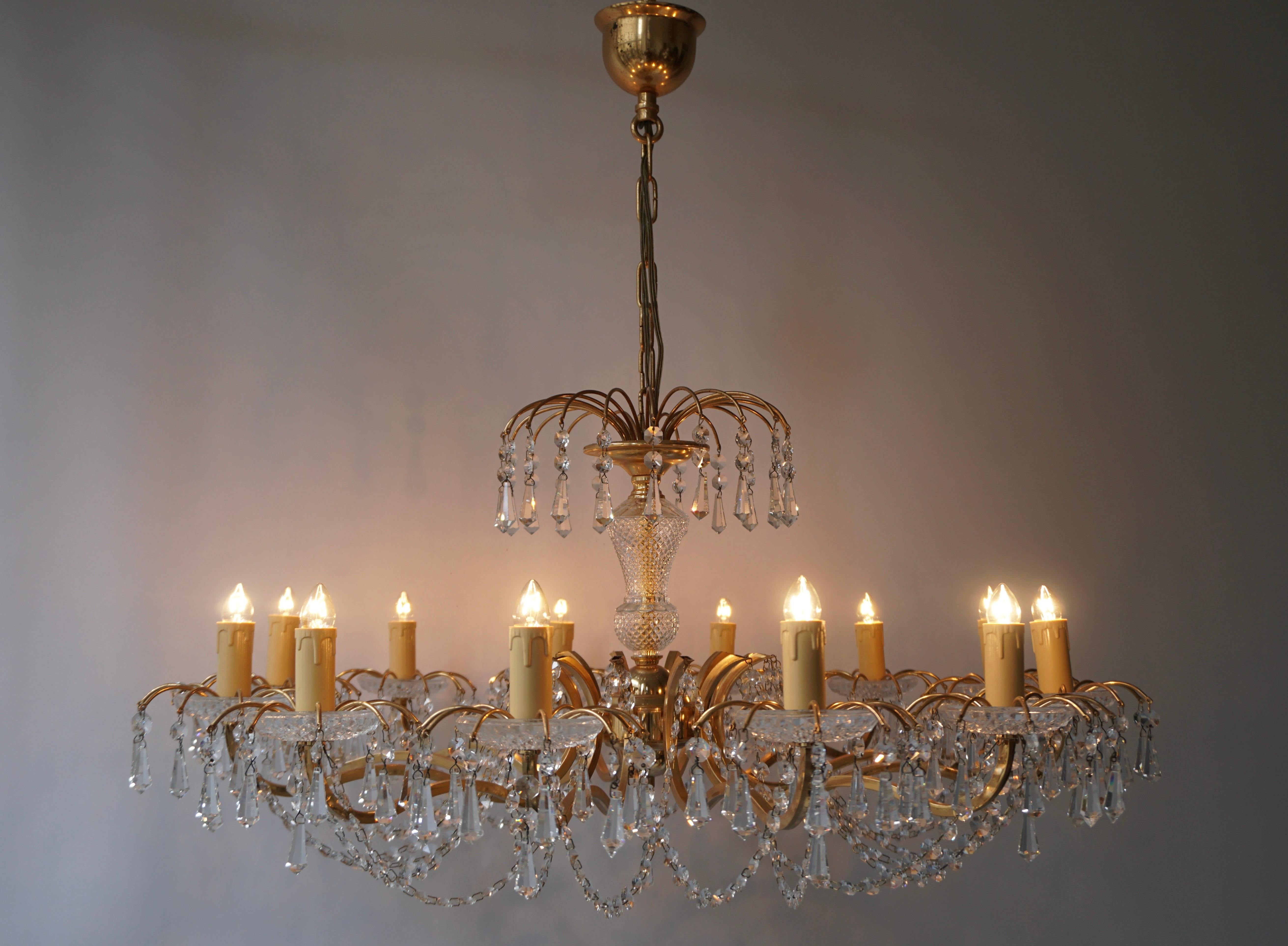 A fine twelve-light chandelier having a bright gilded brass frame and cut crystal dressing.
Measures: Diameter 80 cm.
Height fixture 40 cm.
Total height including the chain and canopy 80 cm.
Twelve E14 bulbs.
Weight 6 kg.