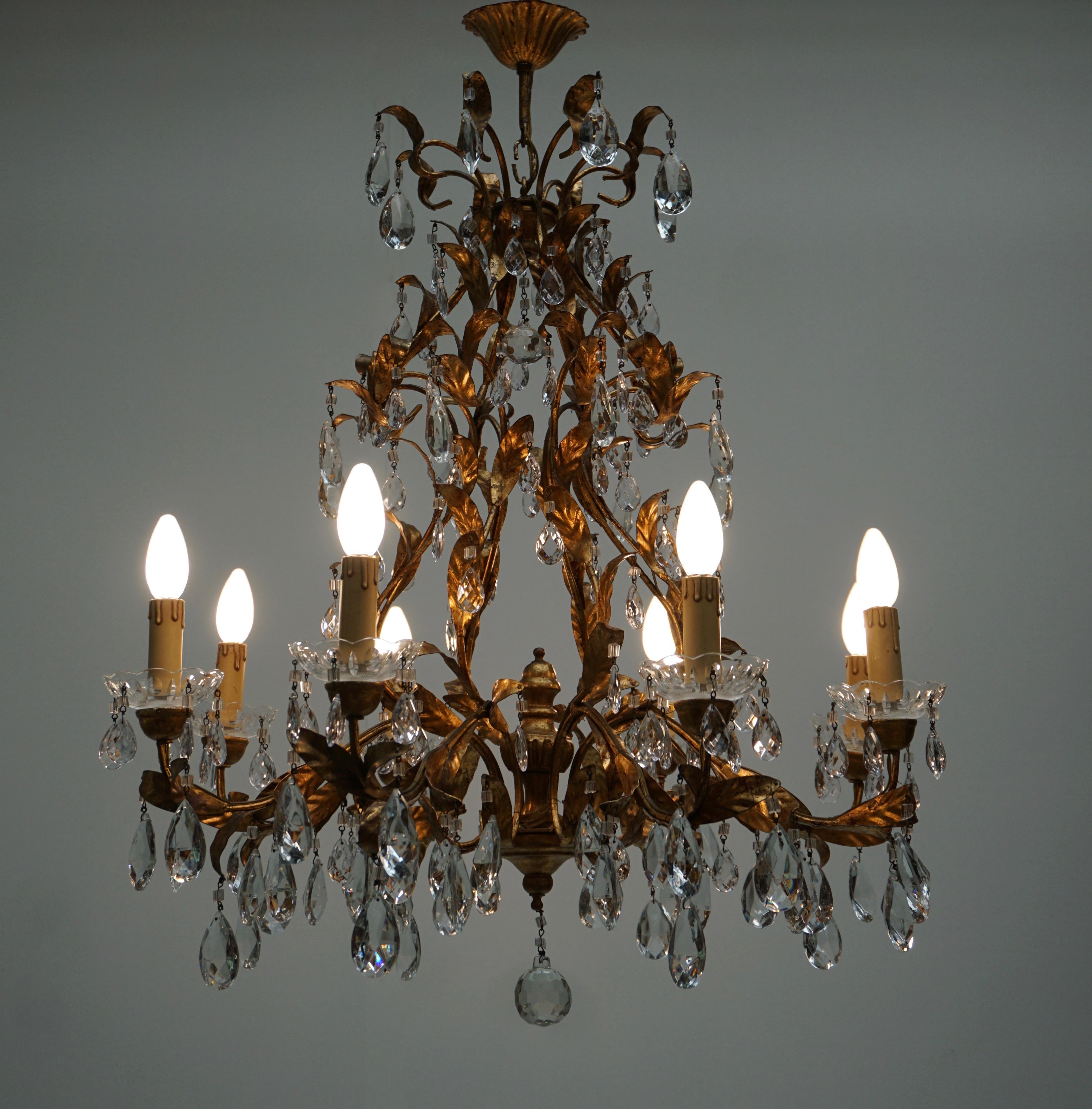 Stunning large brass eighty-light, Italian chandelier with leaves and crystal.
Measures:
Diameter 77 cm.
Height fixture 84 cm.
Total height with the chain 93 cm.
Eight E14 bulbs.