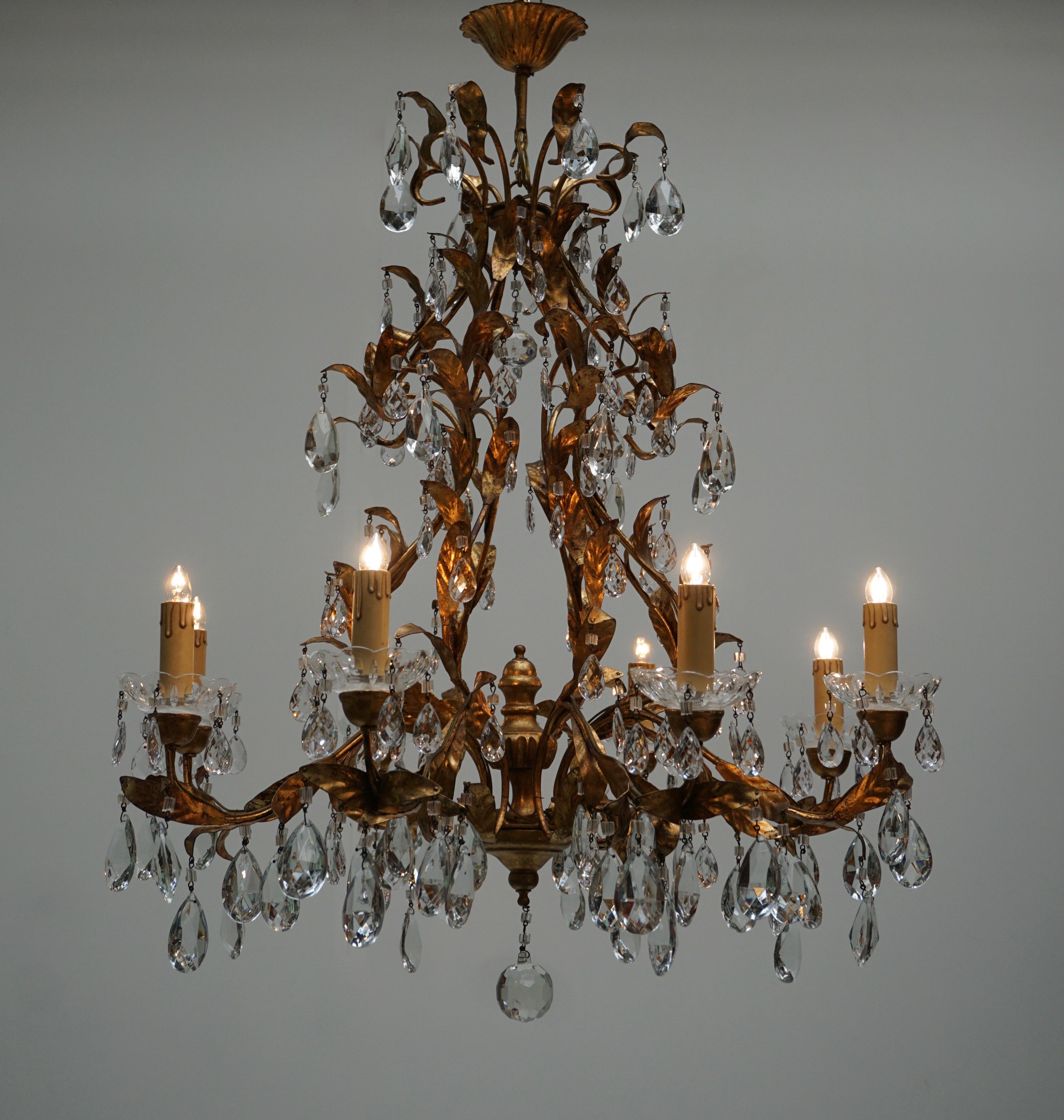 Stunning large brass eighty-light, Italian chandelier with leaves and crystal.
Measures: Diameter 77 cm. Height fixture 84 cm. Total height with the chain 93 cm.
Eight E14 bulbs.