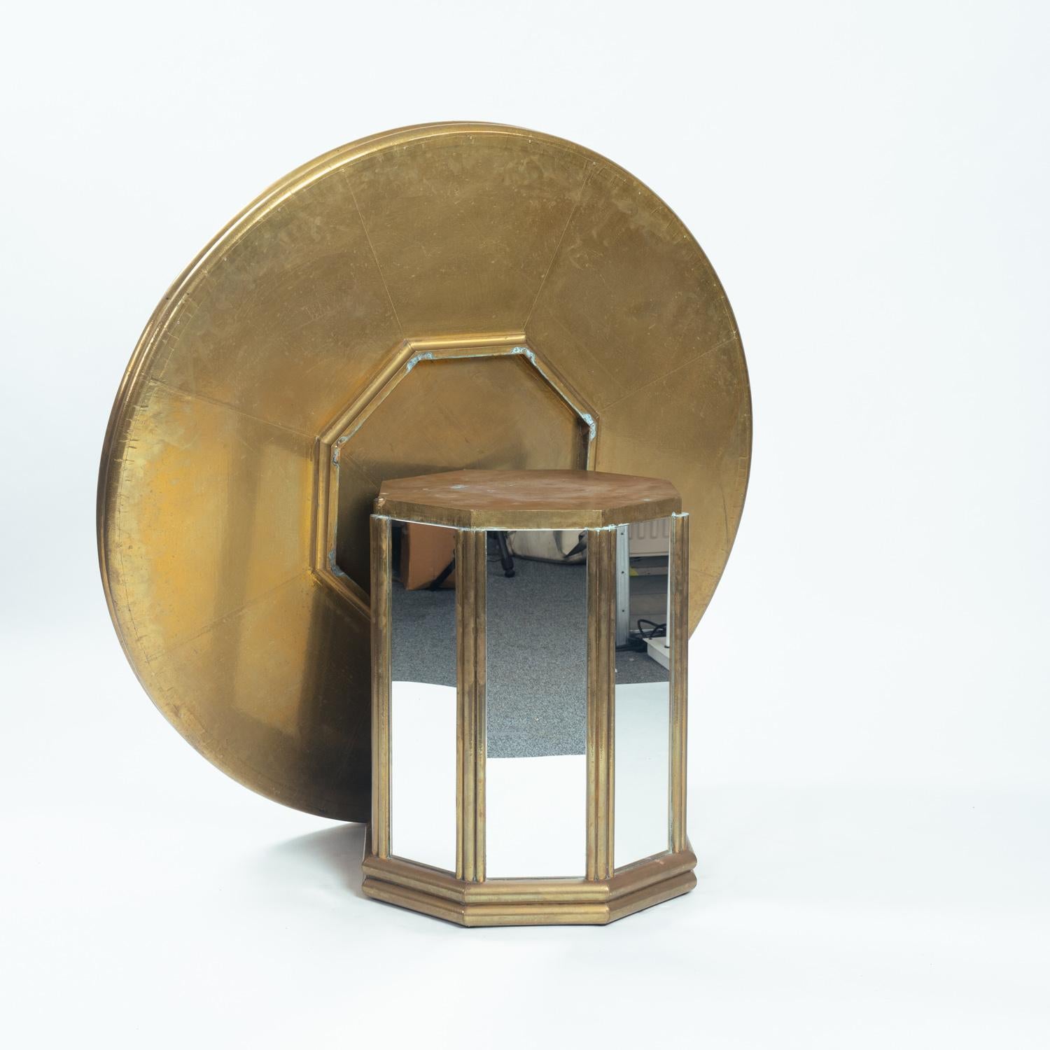 Pièce centrale de table ronde du milieu du siècle dernier en laiton doré et miroirs de Gony Nava, 1970 en vente 2