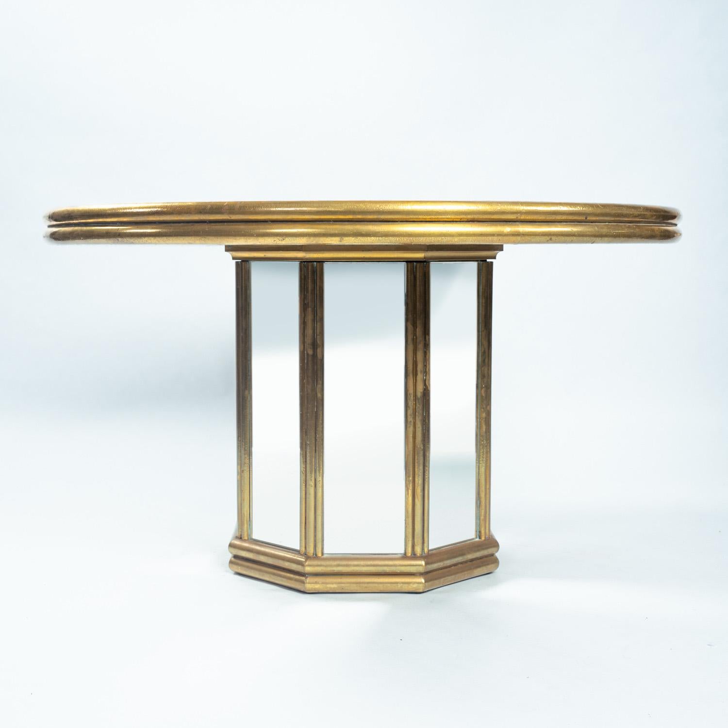 Table centrale en laiton doré et miroir avec motif abstrait martelé, signée par un artiste de renom  L'artisan espagnol Gony Nava. 
Design/One des années 1970

Avec un diamètre de 130 cm, cette table peut être utilisée comme table centrale, table à