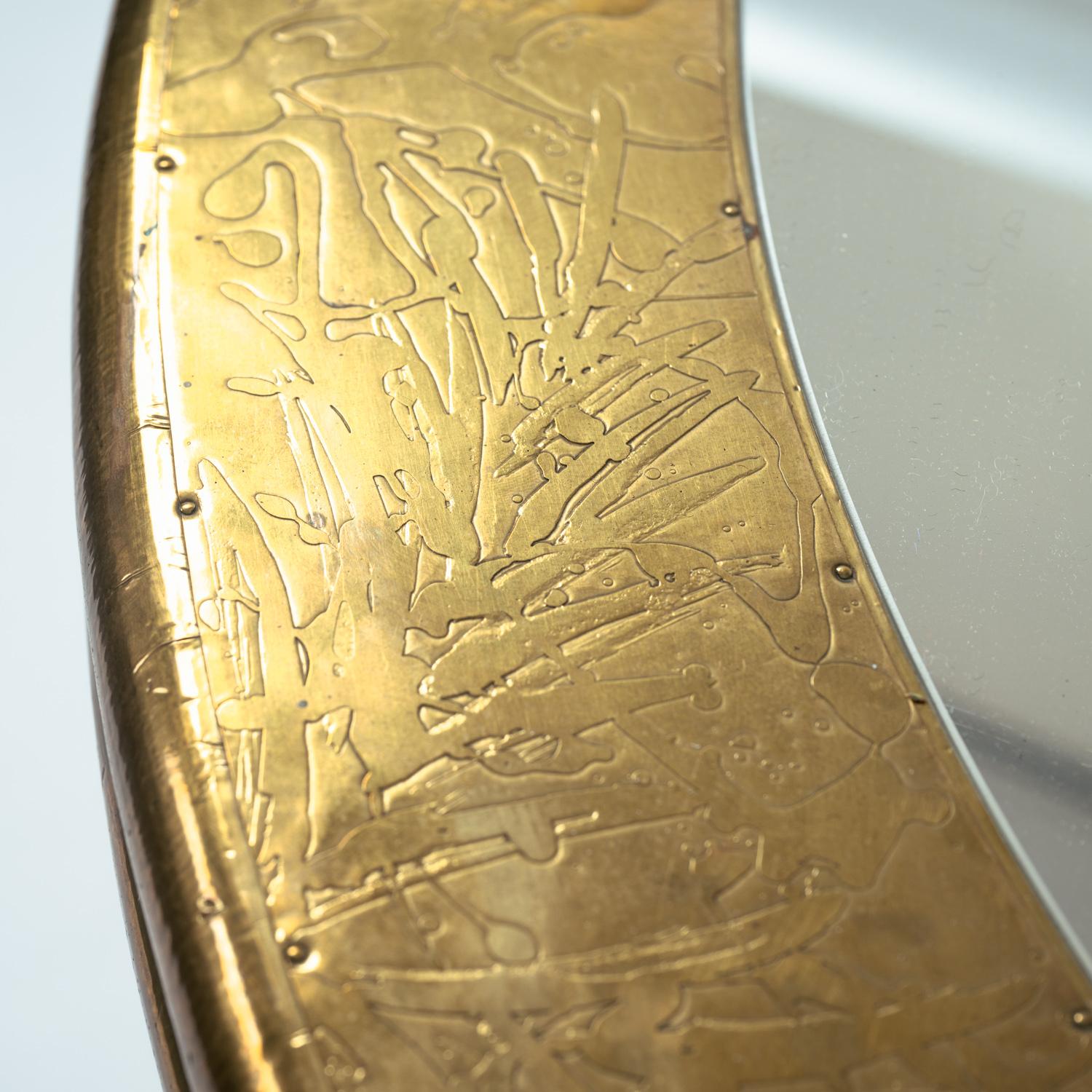 Martelé Pièce centrale de table ronde du milieu du siècle dernier en laiton doré et miroirs de Gony Nava, 1970 en vente