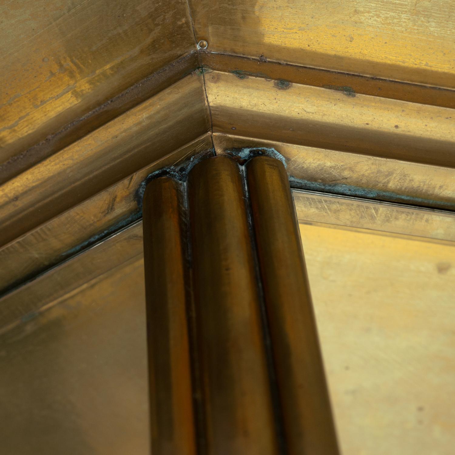 Pièce centrale de table ronde du milieu du siècle dernier en laiton doré et miroirs de Gony Nava, 1970 Bon état - En vente à Zevenaar, NL