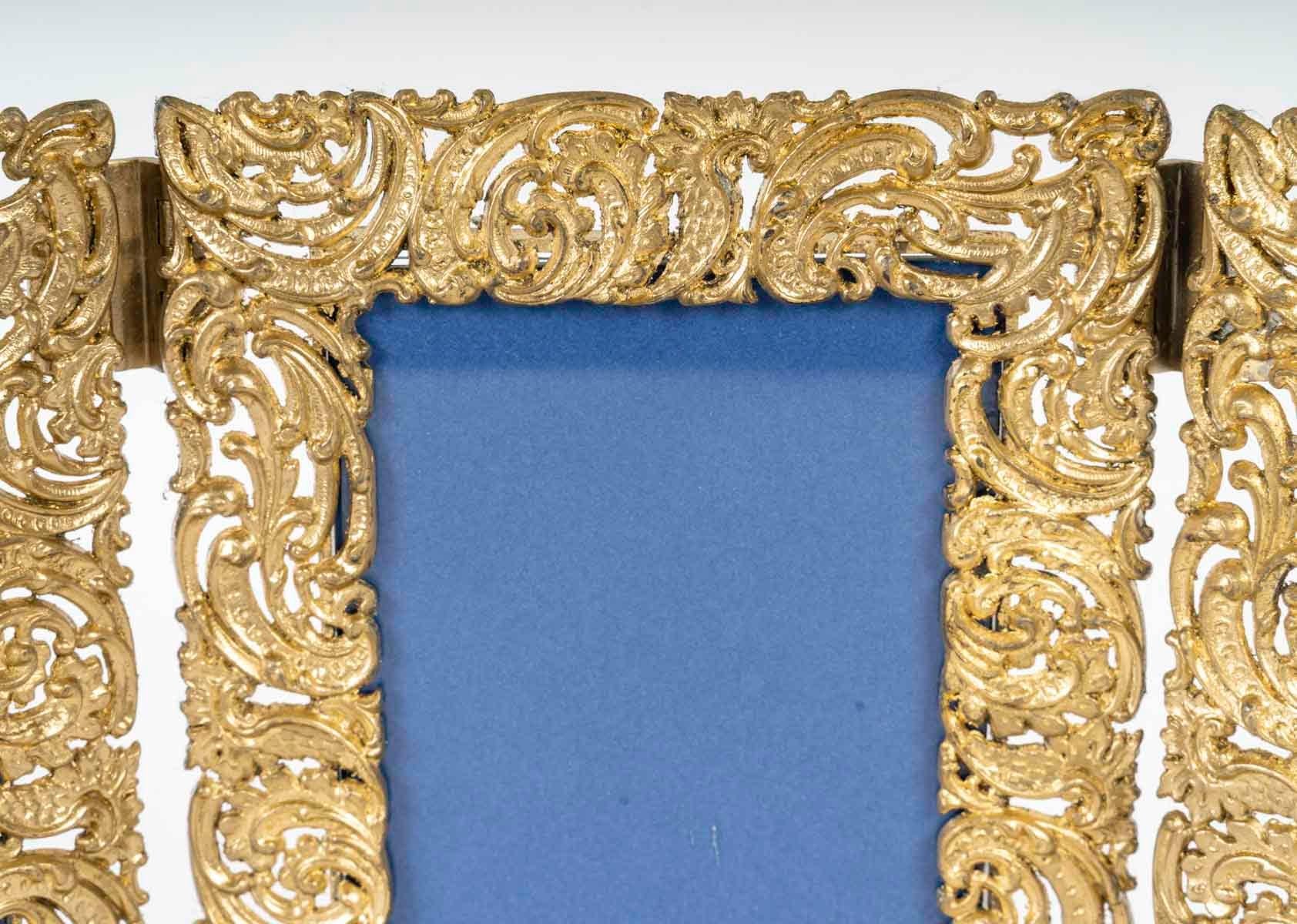 Portafoto trittico in ottone dorato, stile rococò, inizio XX secolo.

Portafoto trittico in ottone dorato per 3 foto, stile rococò, inizio XX secolo.
H: 21.5cm, L: 49cm, P: 1.5cm
Foldes: H: 21.5cm, L: 15.5cm, P: 4cm