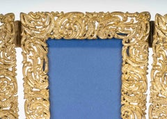 Portafoto trittico in ottone dorato, stile rococò, inizio XX secolo.