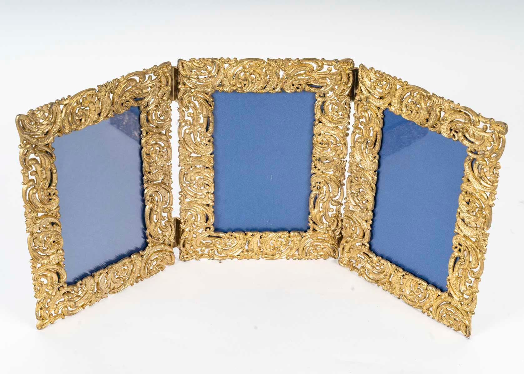 Rococò Portafoto trittico in ottone dorato, stile rococò, inizio XX secolo. in vendita