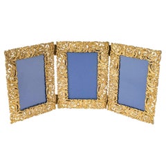 Portafoto trittico in ottone dorato, stile rococò, inizio XX secolo.