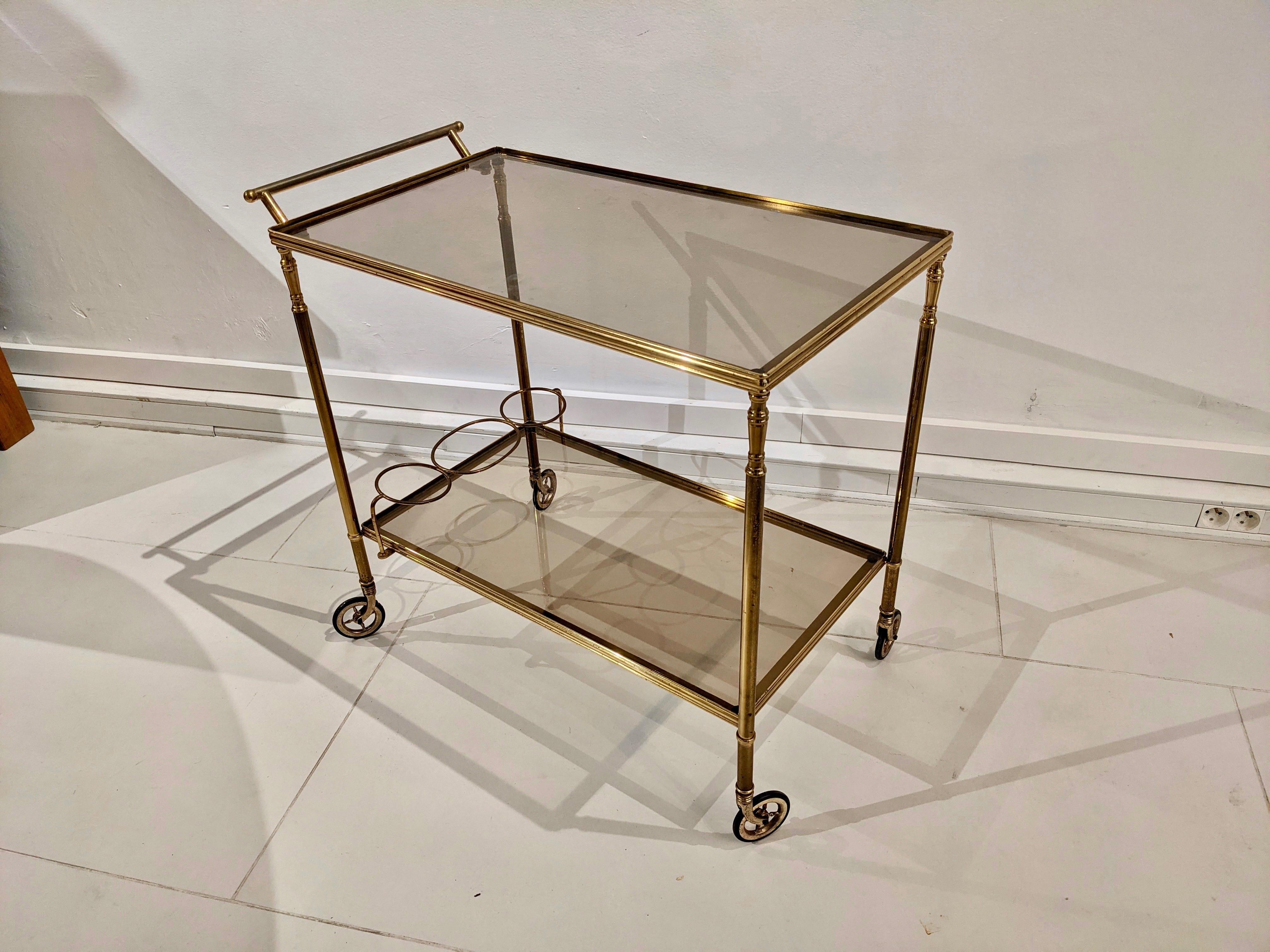 Gilded brass trolley. Glass top. Very good condition, normal wear visible in the picture.
Dimensions: H: 65 cm x D: 63cm x W: 43cm.