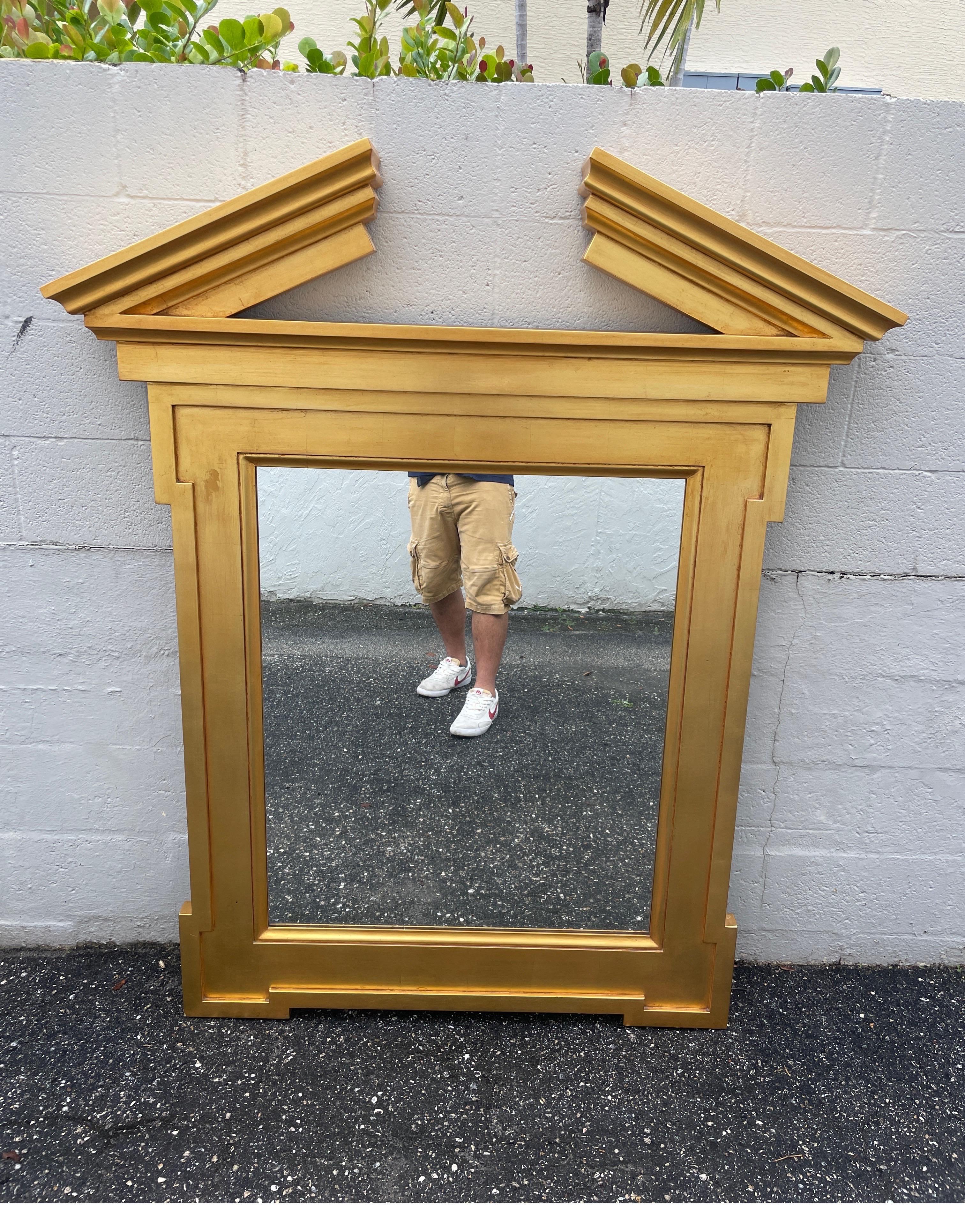 Vergoldeter Spiegel mit gebrochenem Giebel im neoklassischen Stil von John Hutton für Donghia.
Dieses ikonische Stück verleiht jedem Ambiente Glanz.