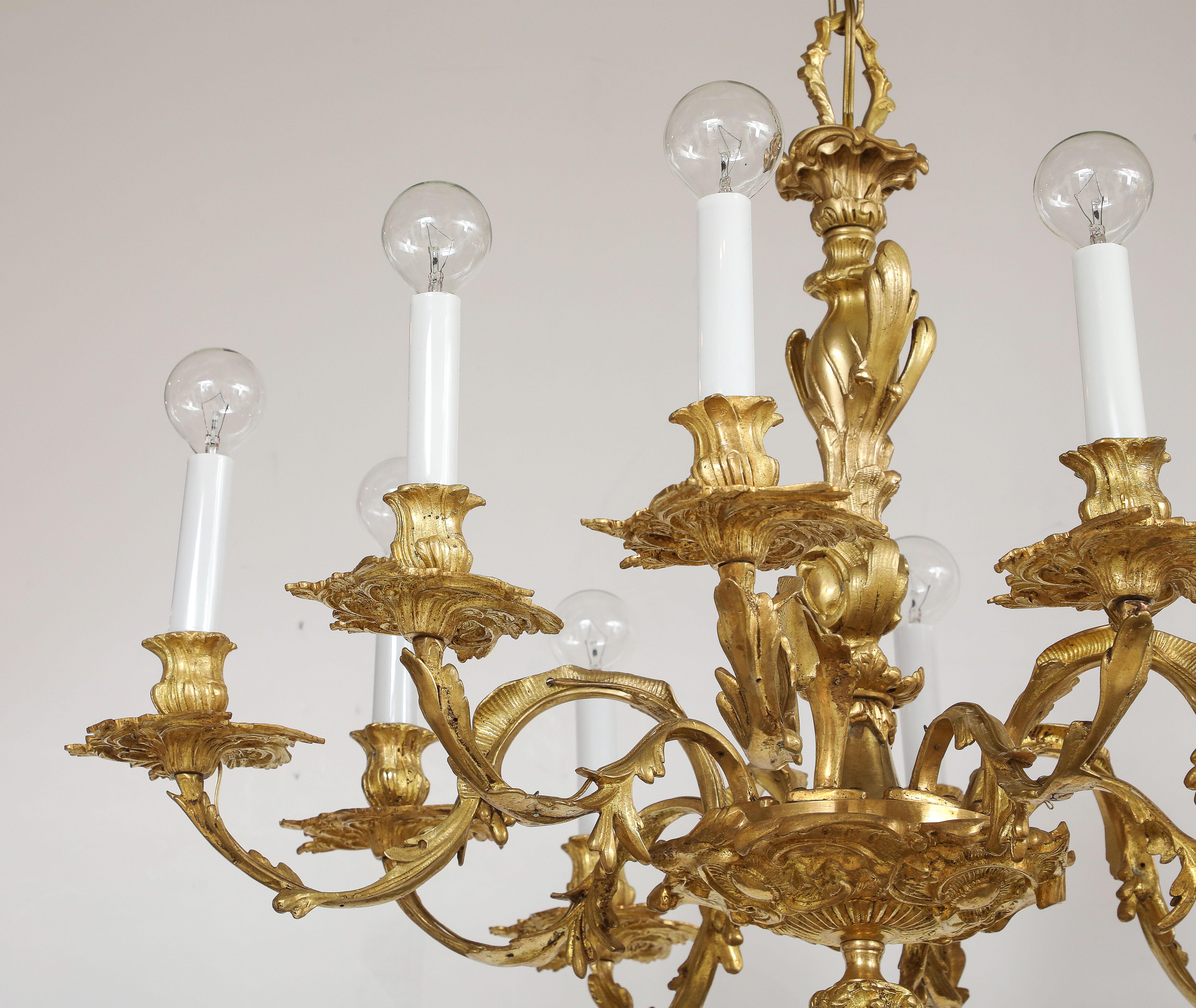 Lampadario in stile Reggenza a 10 bracci in bronzo dorato proveniente dalla Spagna in vendita 7