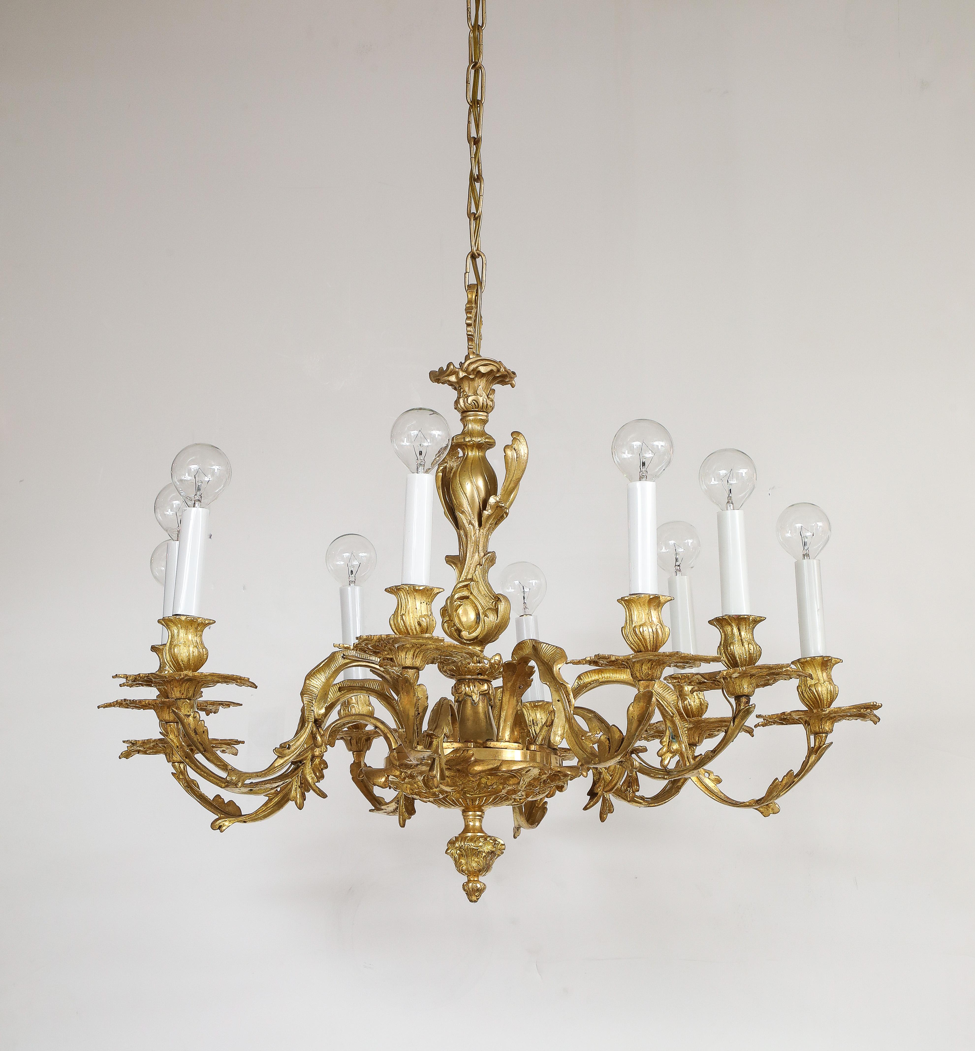 Lampadario in stile Reggenza a 10 bracci in bronzo dorato proveniente dalla Spagna in vendita 9