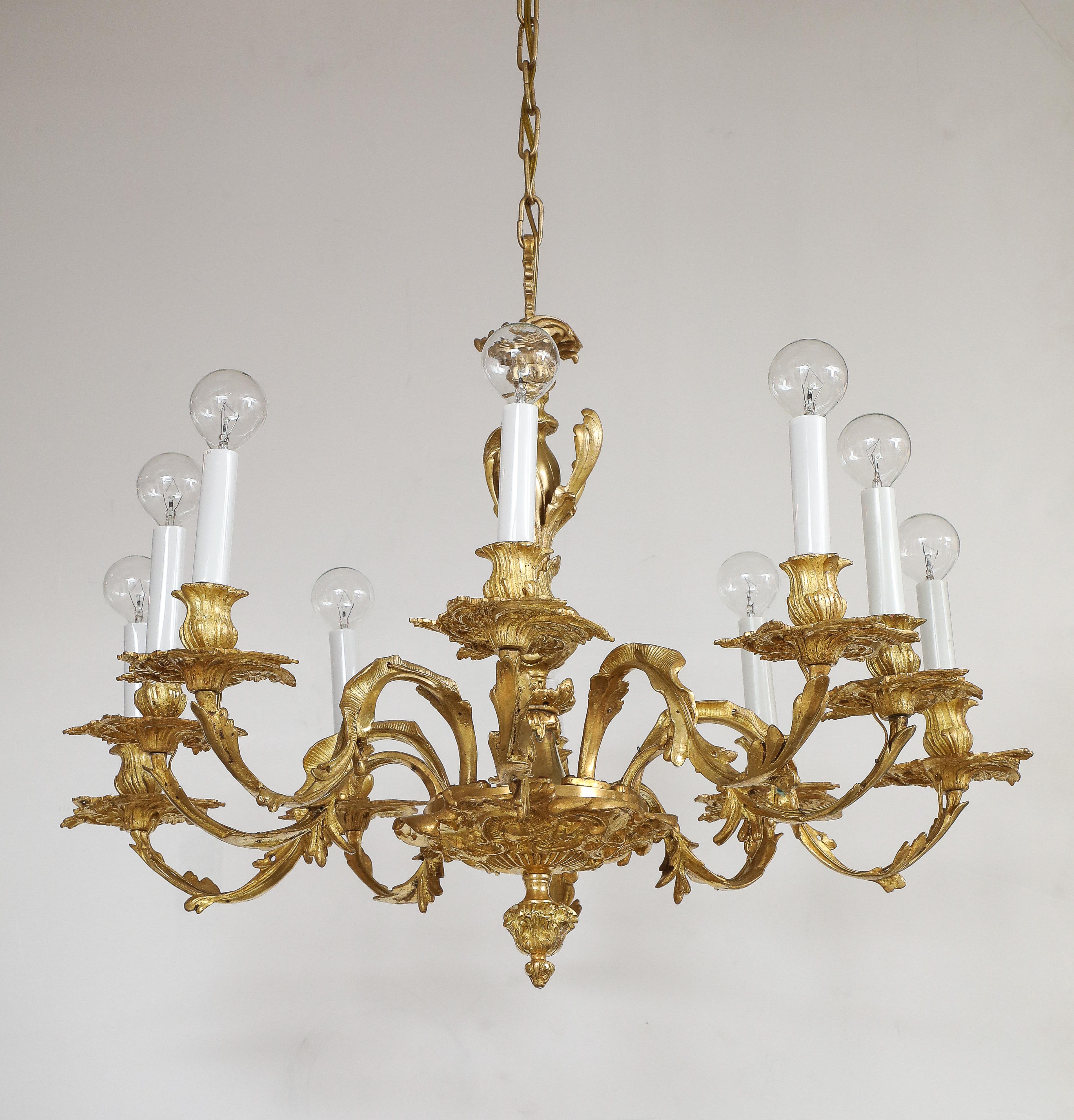 Incredibile lampadario a 10 bracci in bronzo dorato del XIX secolo proveniente dalla Spagna, completamente restaurato e ricablato, con lievi segni di usura e patina dovuti all'età e all'uso.