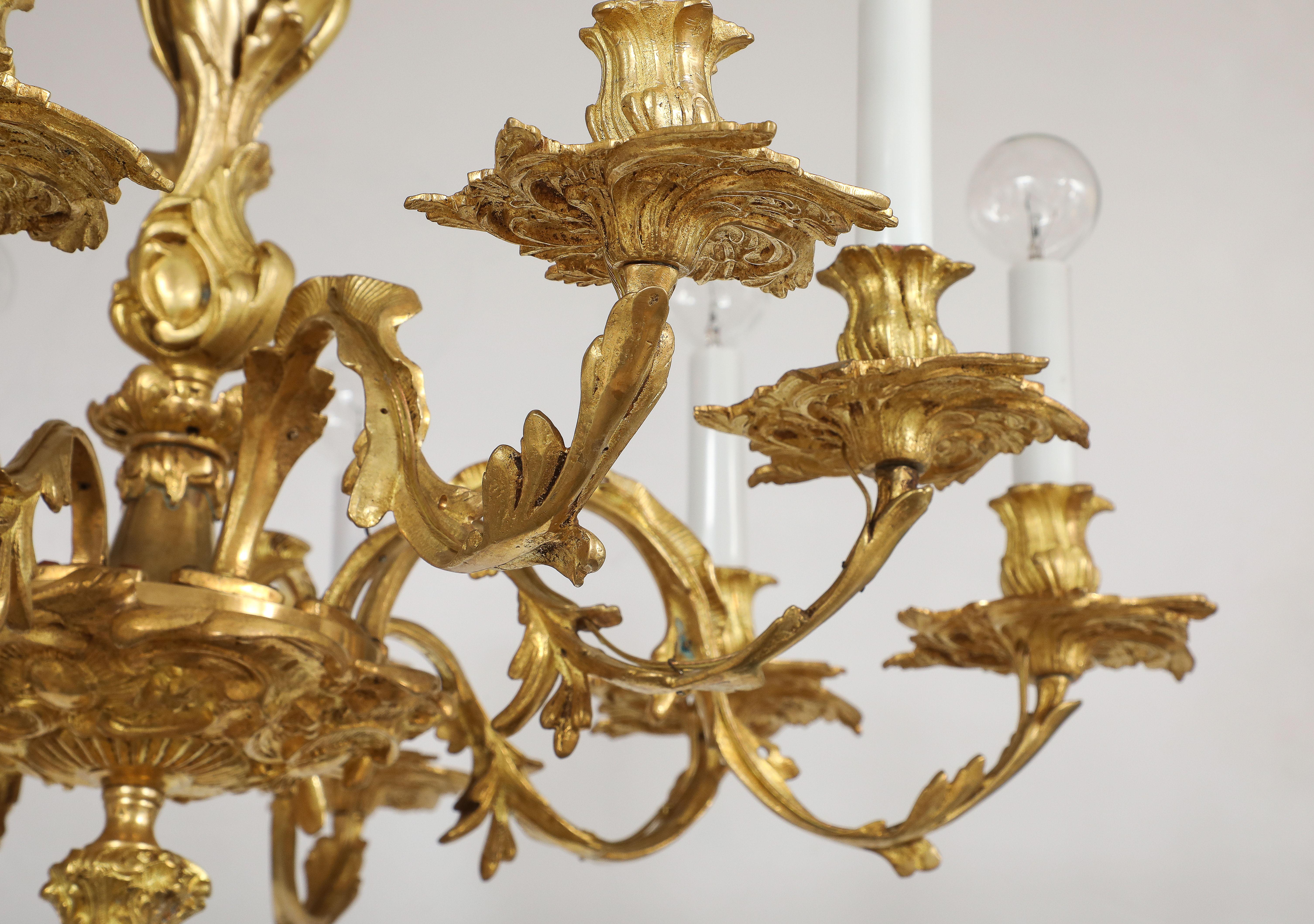 Regency Lampadario in stile Reggenza a 10 bracci in bronzo dorato proveniente dalla Spagna in vendita