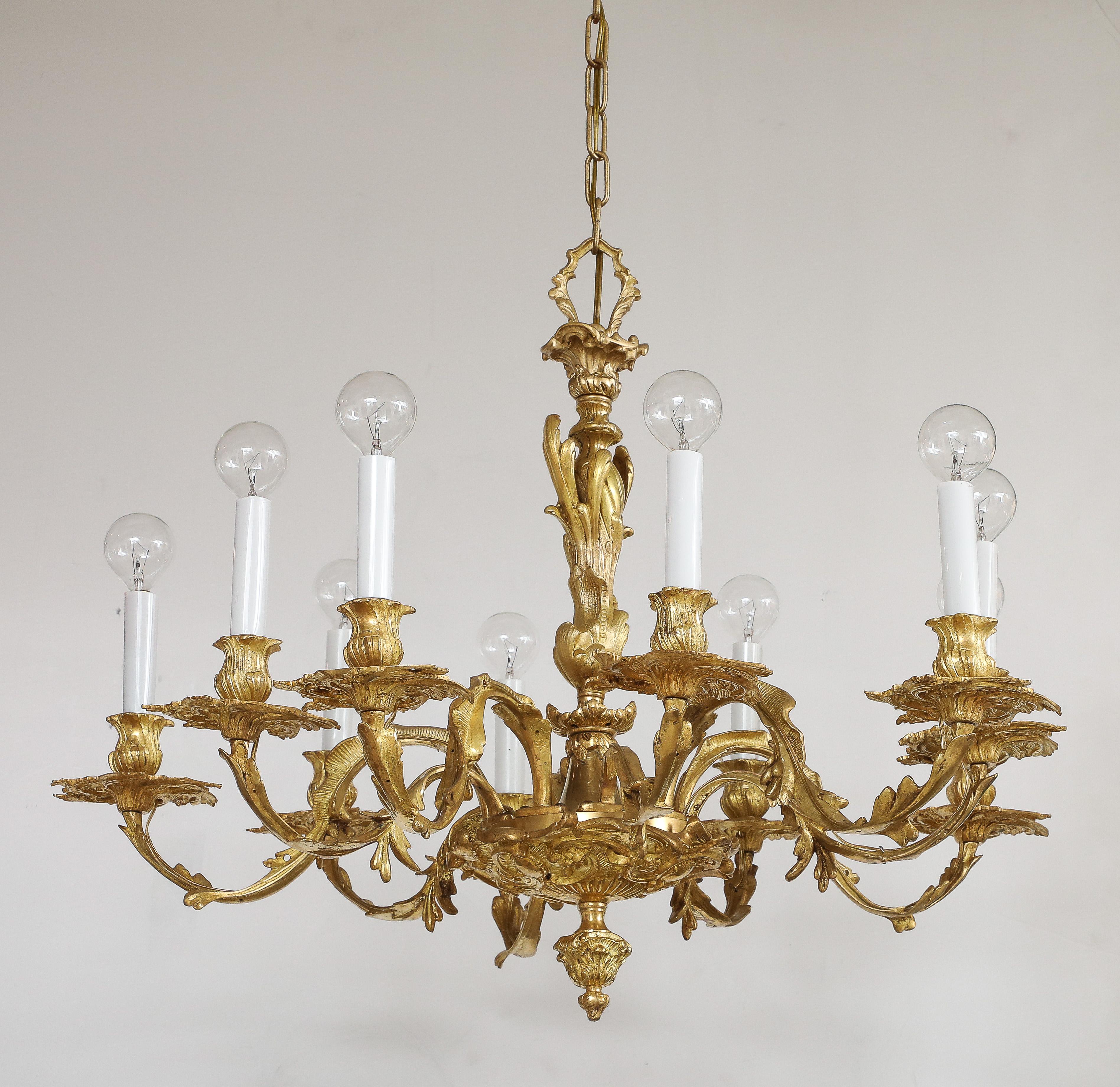 Lampadario in stile Reggenza a 10 bracci in bronzo dorato proveniente dalla Spagna In condizioni buone in vendita a New York, NY