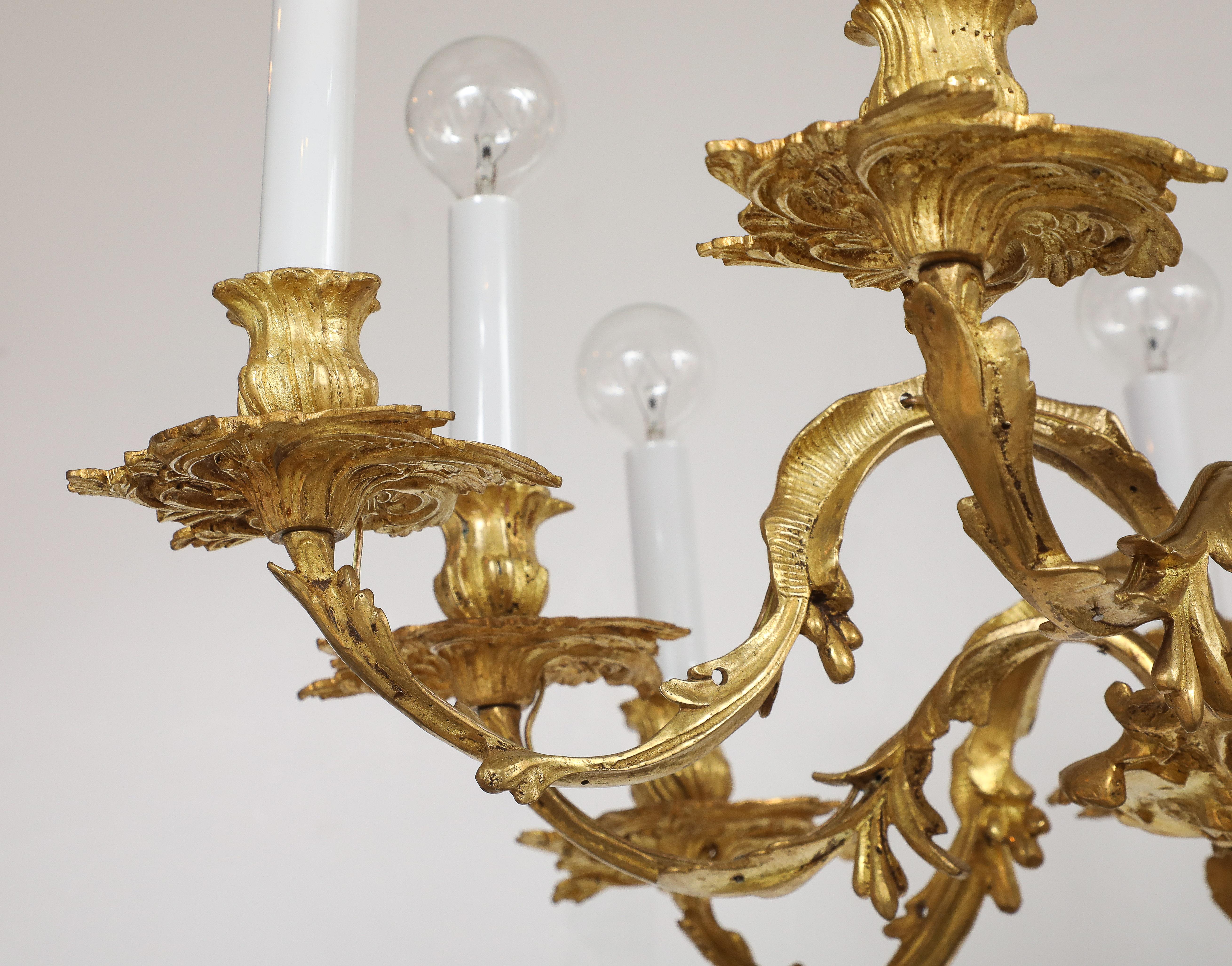 Inizio XX secolo Lampadario in stile Reggenza a 10 bracci in bronzo dorato proveniente dalla Spagna in vendita