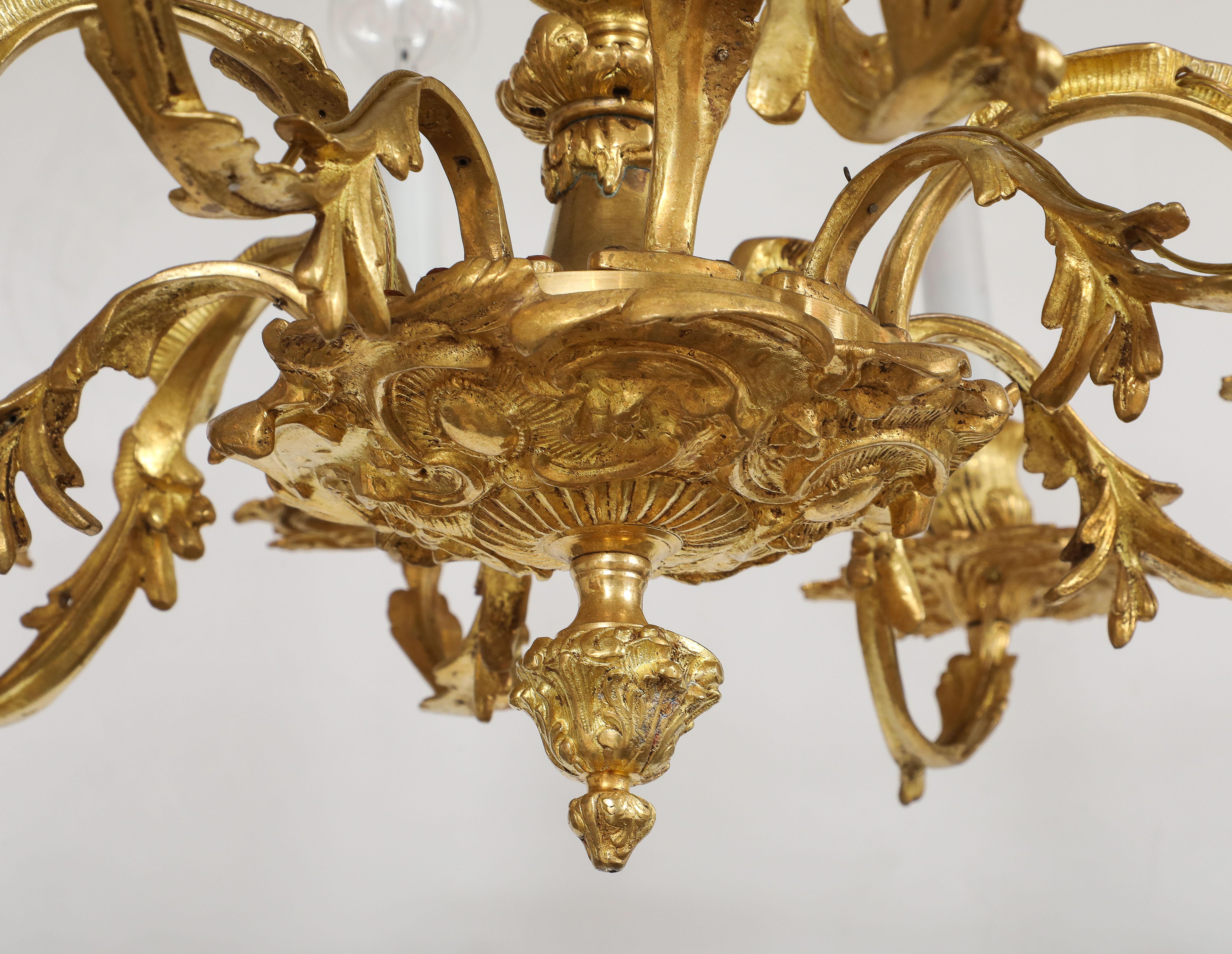 Lampadario in stile Reggenza a 10 bracci in bronzo dorato proveniente dalla Spagna in vendita 1
