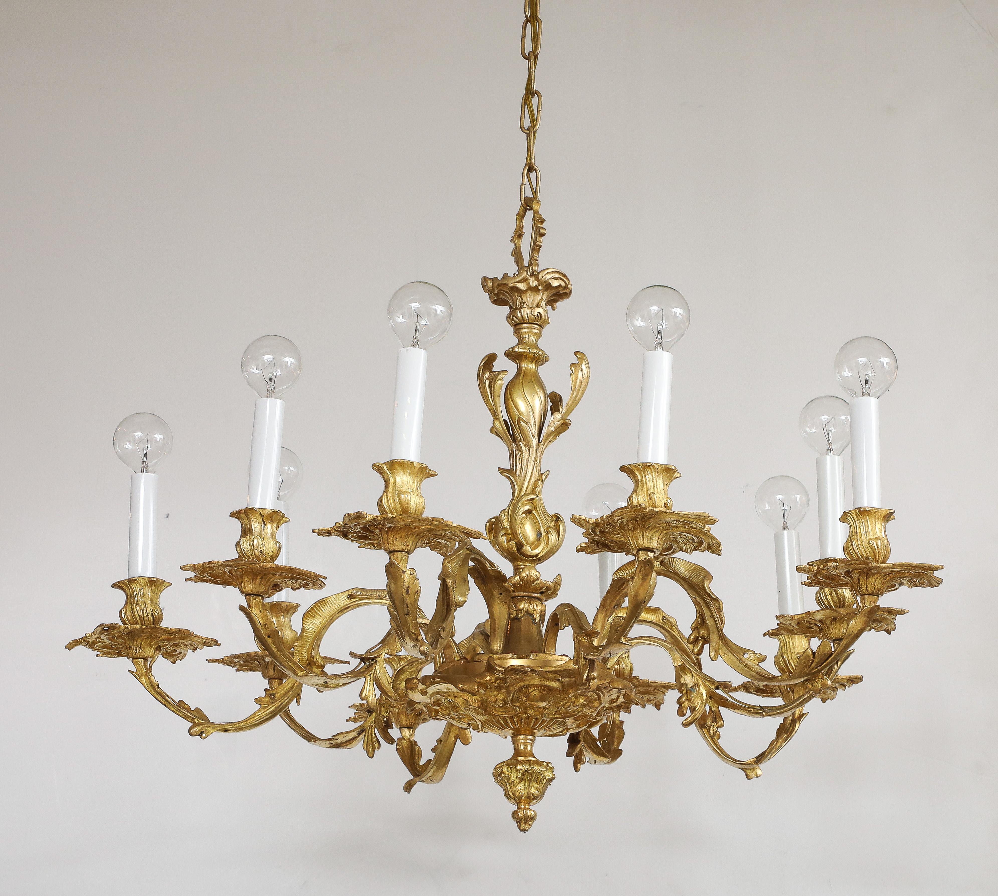 Lampadario in stile Reggenza a 10 bracci in bronzo dorato proveniente dalla Spagna in vendita 2