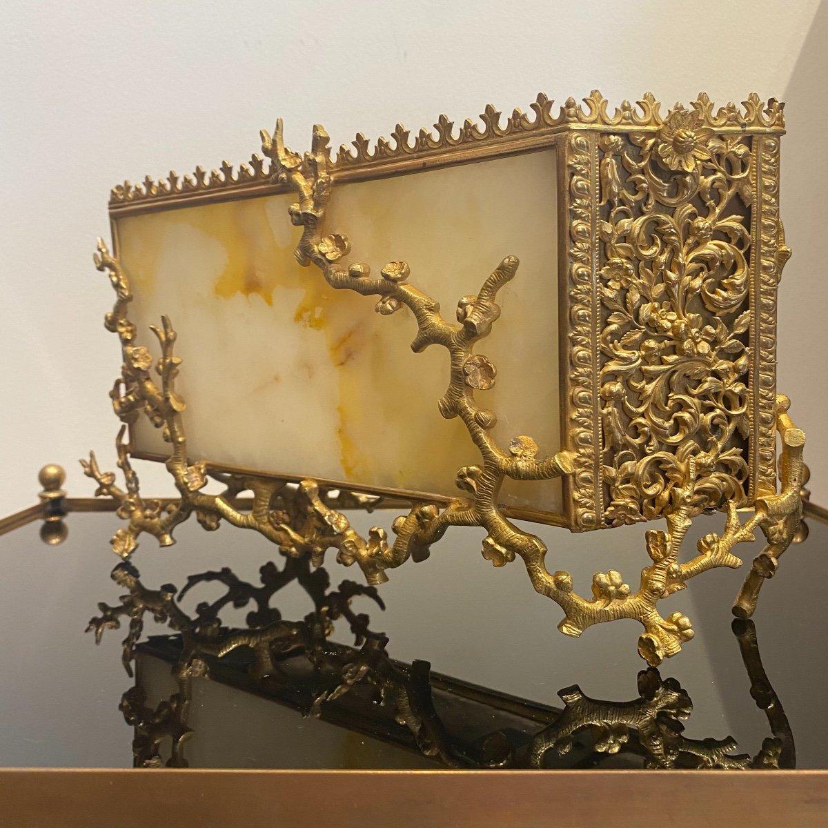 Gilded bronze and alabaster letter carrier in the Japanese style.
The bronze tree branch decorations are very delicate. The alabaster plates on the two main sides give a very luminous look to this rare object.
The sides are decorated with openwork