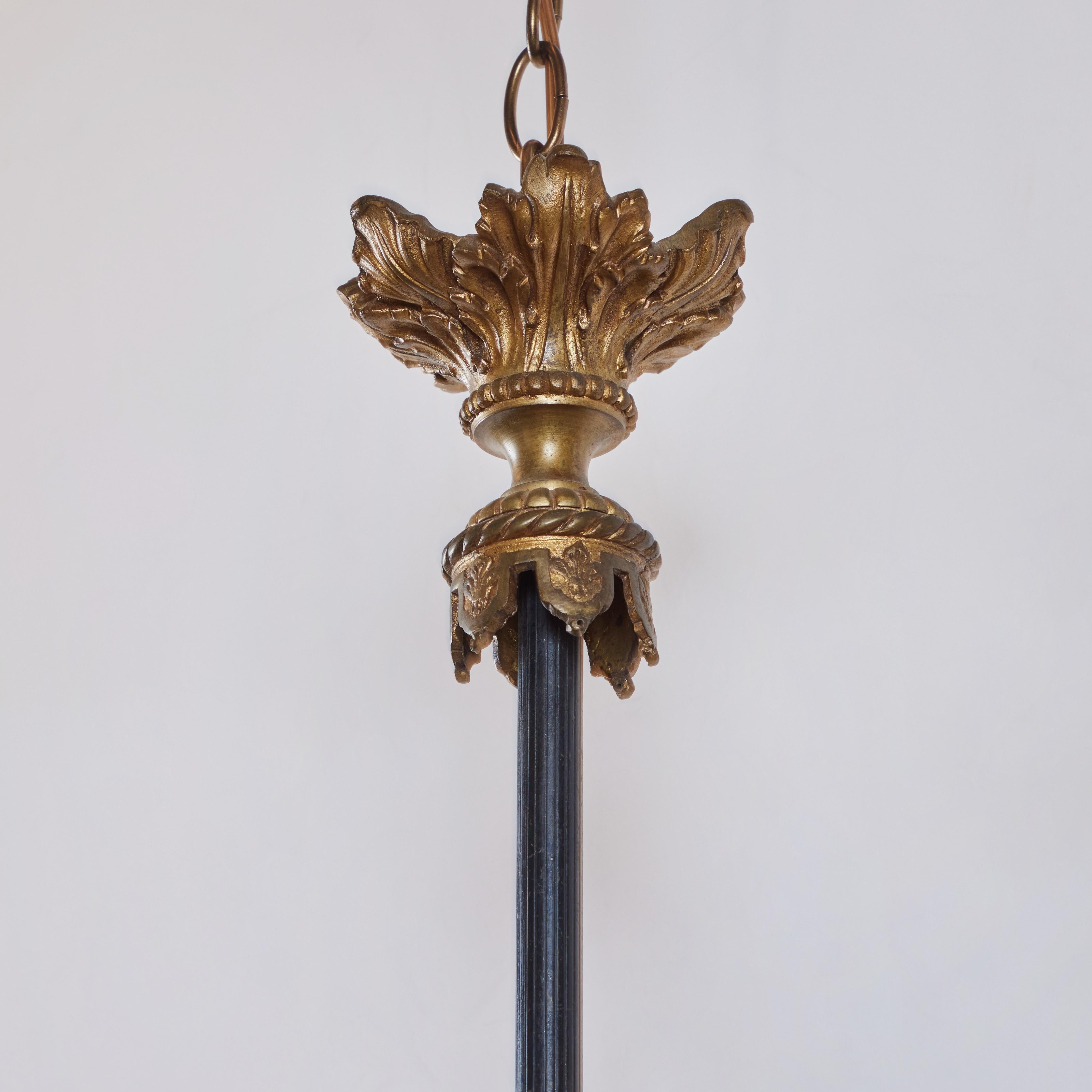 3-Arm-Kronleuchter aus vergoldeter Bronze und Eisen (Louis XVI.) im Angebot